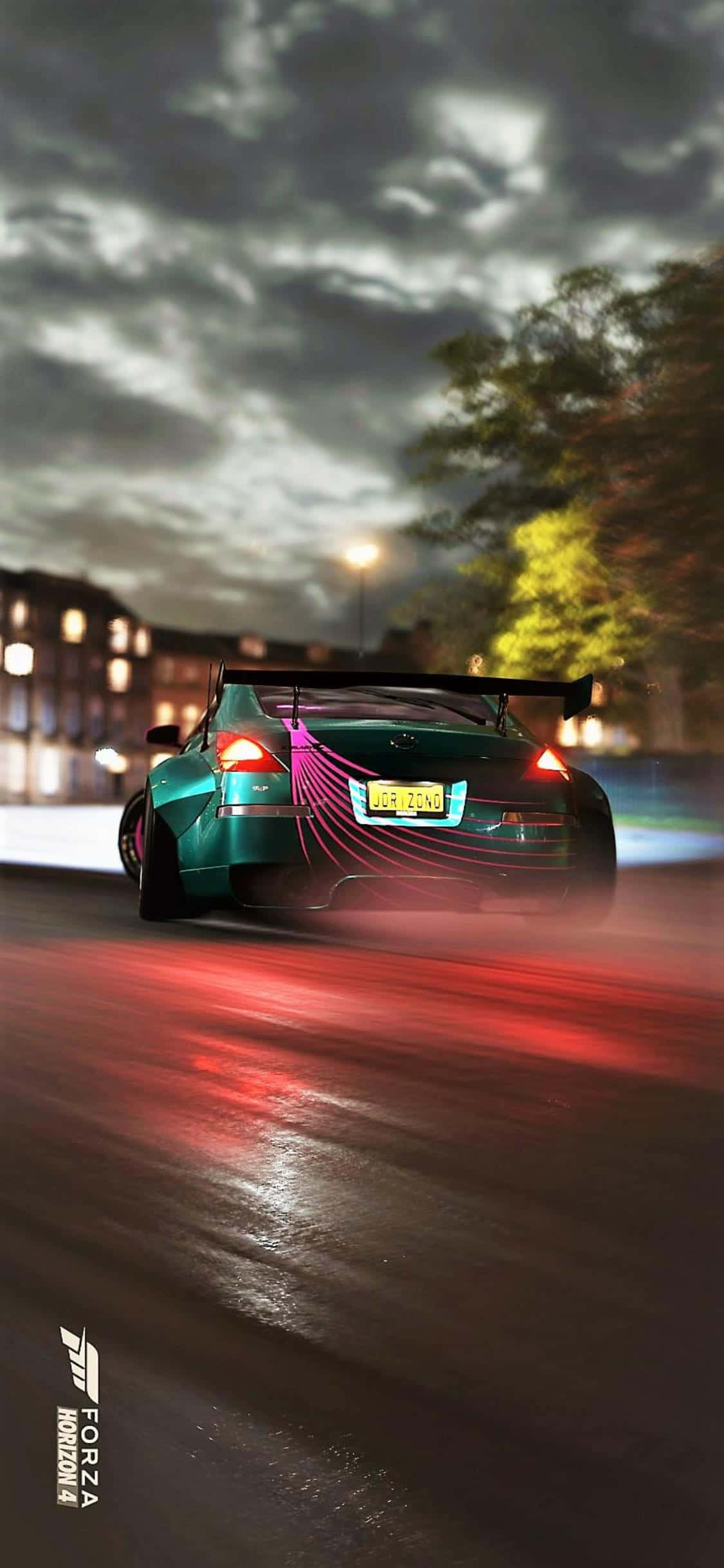 iPhone Xs Forza Horizon 4 桌布 壁紙 — 一輛青綠色跑車在夜間潮濕的城市街道上飄移，帶有發光的紅色輪胎痕跡和霓虹燈反射在路面上。