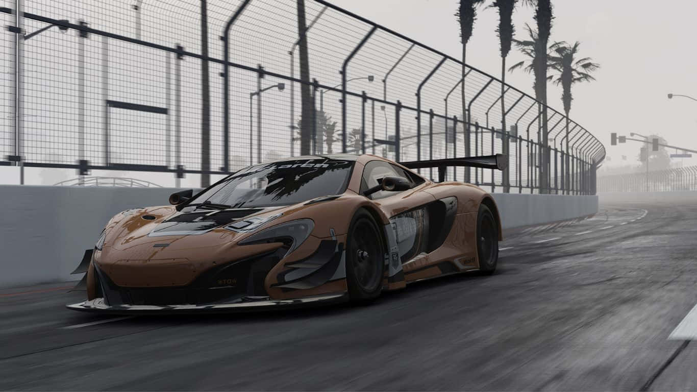 Mclaren P1 桌布 壁紙 — 一輛青銅色McLaren賽車在潮濕的賽道上疾馳，背景有棕櫚樹和安全護欄，籠罩在薄霧中。