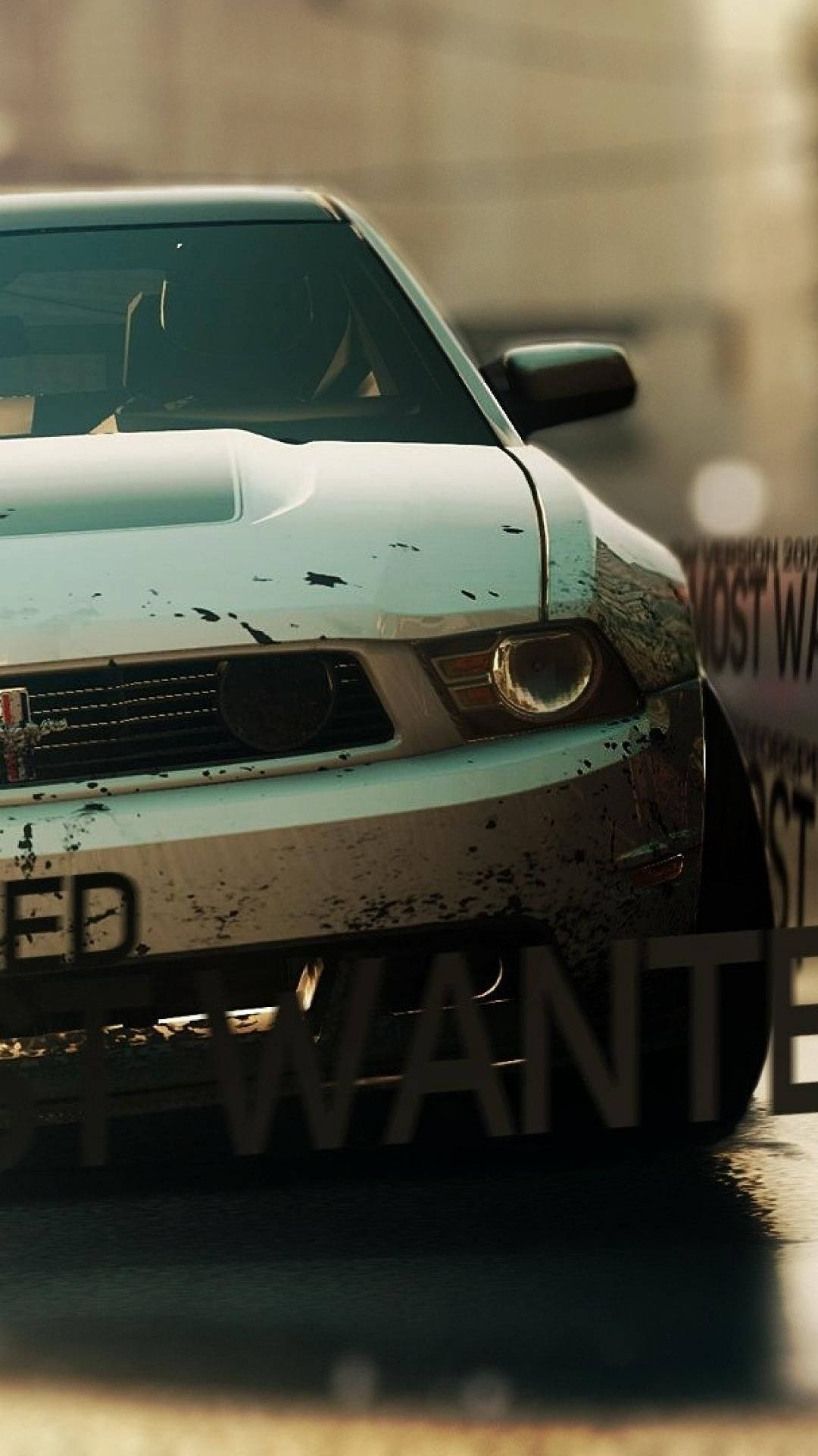 need for speed iPhone 桌布 壁紙 — 一輛風化的白色肌肉車，帶有泥濘和「WANTED」文字，在骯髒的城市環境中隱約出現。