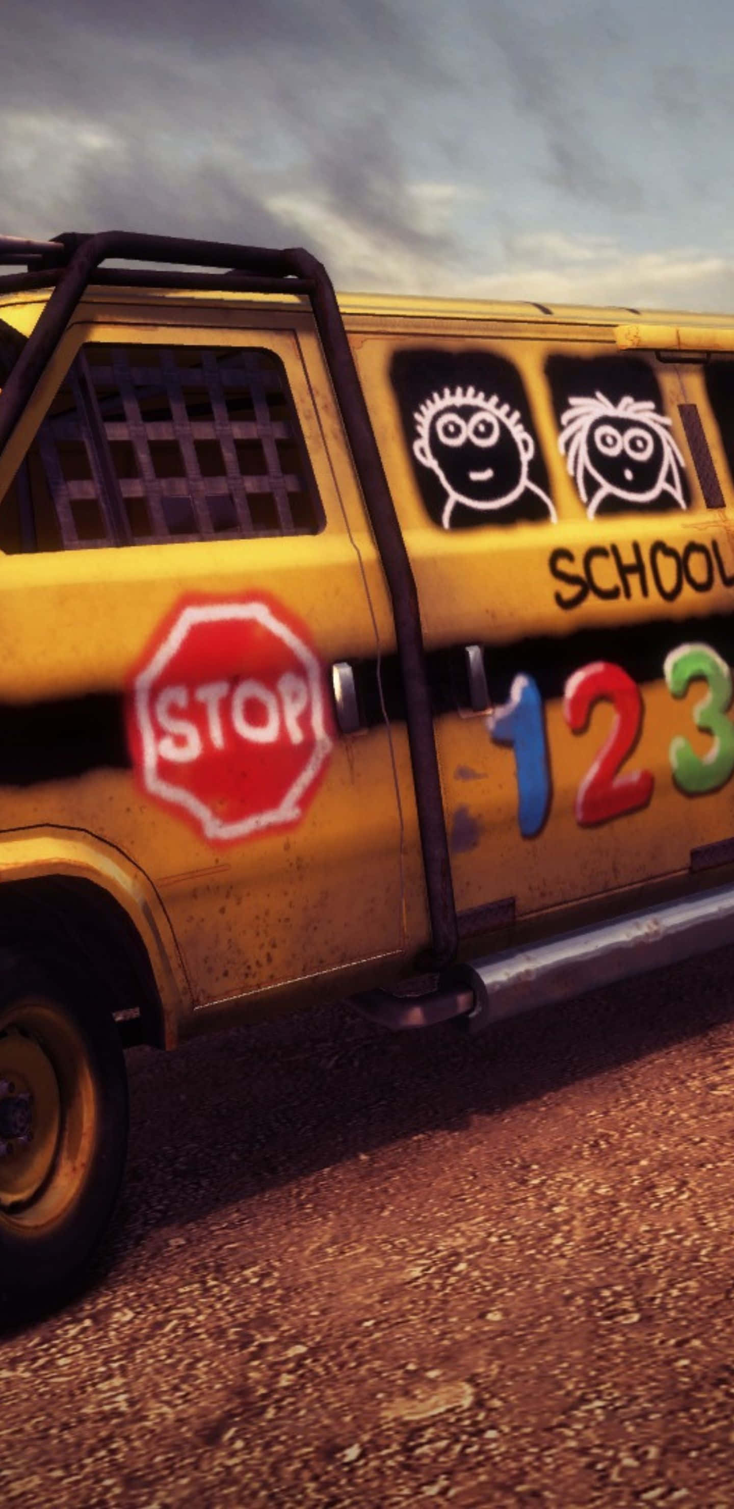 School Bus 桌布 壁紙 — 一輛風化的黃色校車，帶有塗鴉和停車標誌貼紙，停泊在碎石路上，天空多雲。