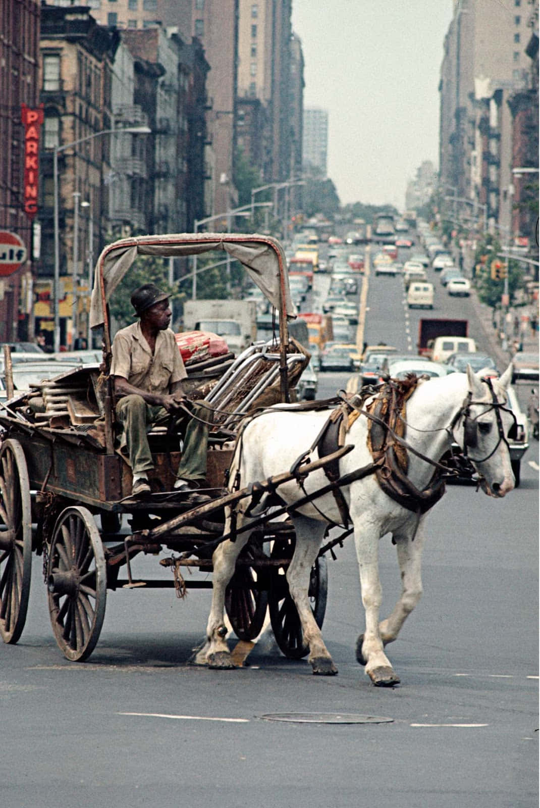 1970s 桌布 壁紙 — 一輛馬車穿梭於高樓林立、交通繁忙的繁華街道。