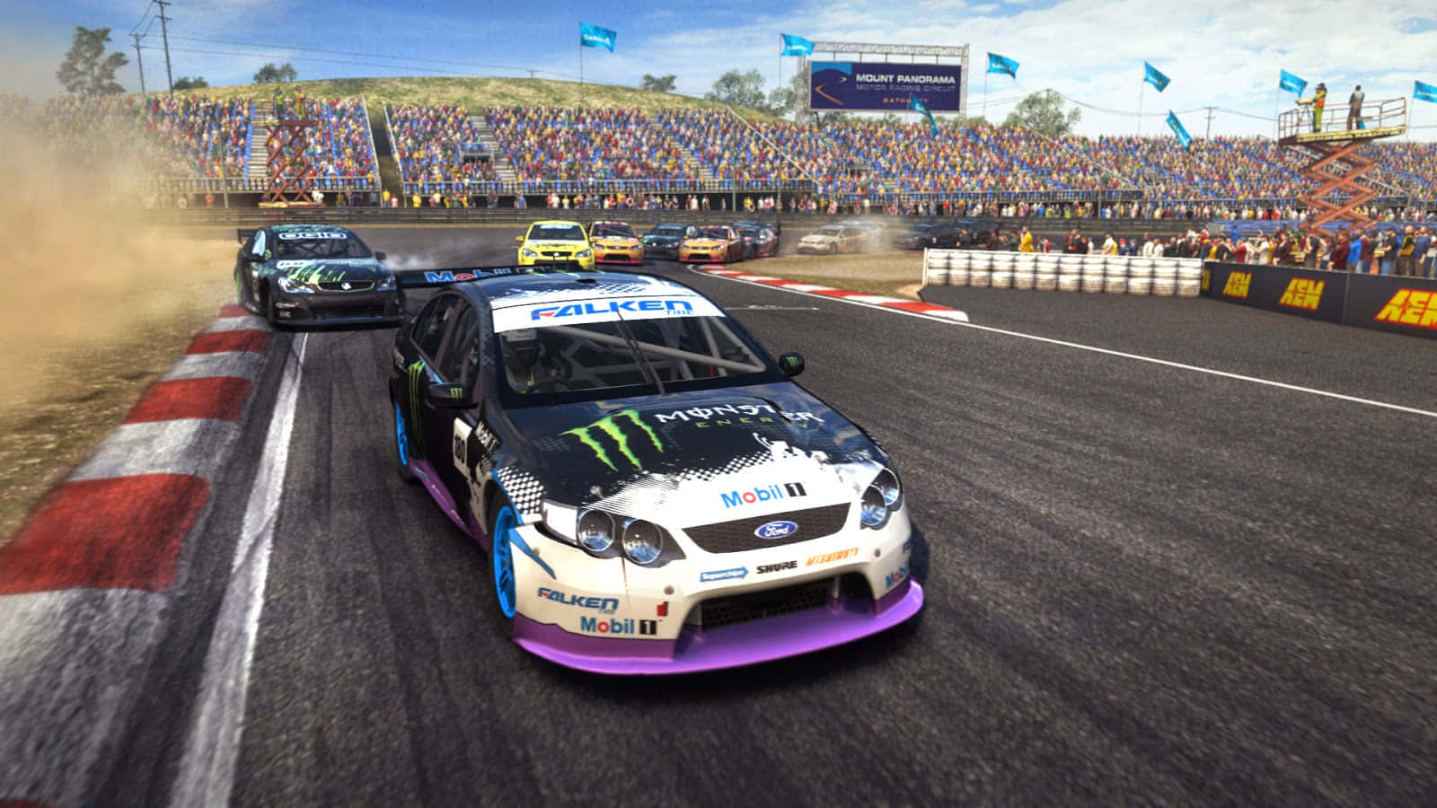 1080p Grid Autosport 桌布 壁紙 — 一輛高速賽車在陽光照耀的賽道上繞過彎道漂移，引擎轟鳴，看台上的人群歡呼雀躍。
