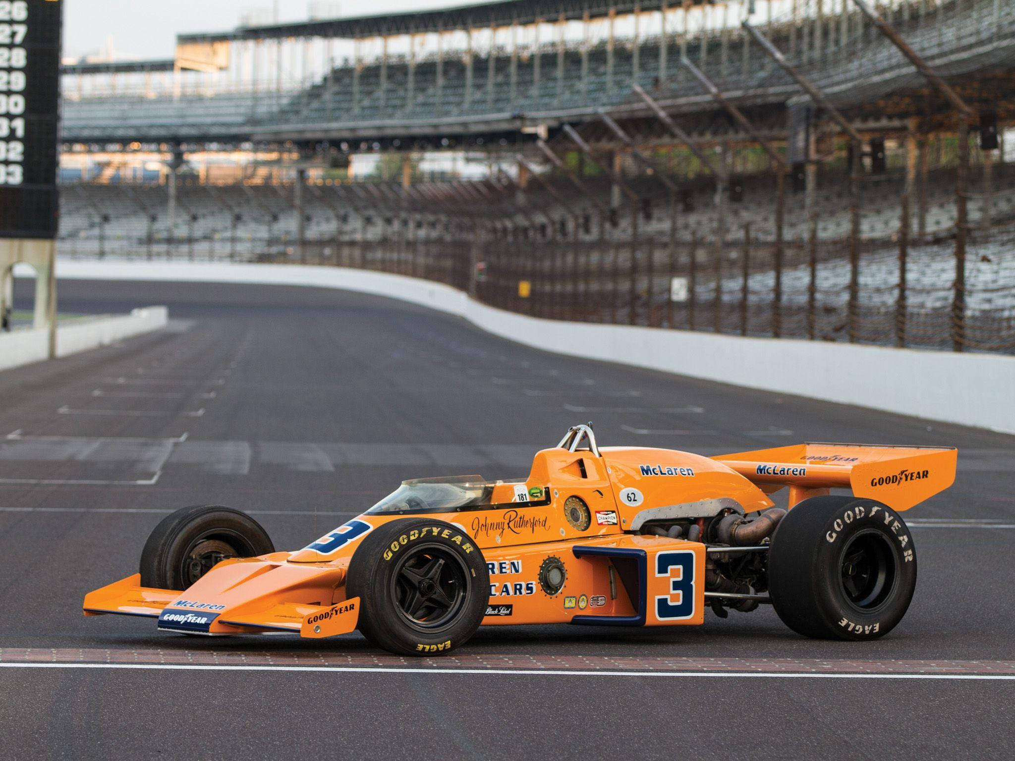 Indianapolis 桌布 壁紙 — 一輛鮮橙色復古McLaren F1賽車（3號）在黃昏時分停放在空無一人的賽道上。