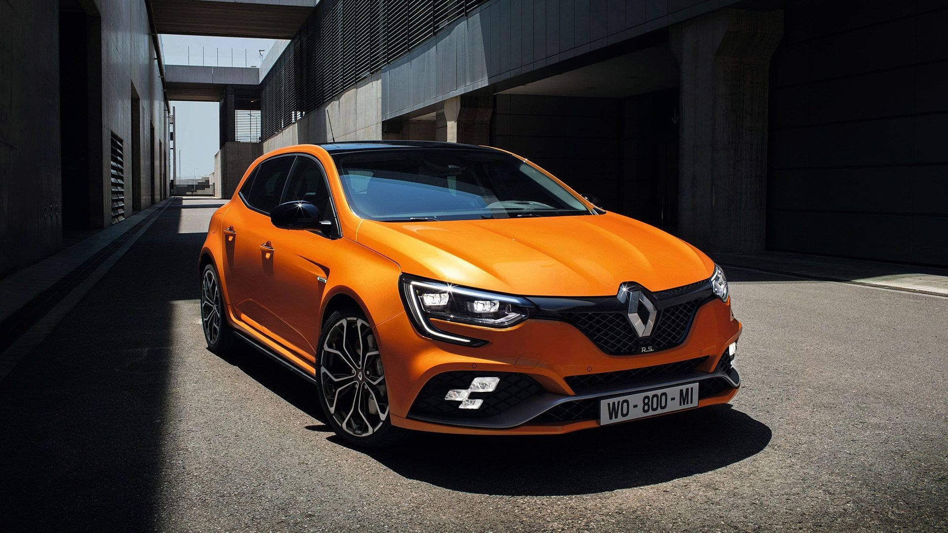 Renault 桌布 壁紙 — 一輛鮮橙色的雷諾Megane RS停放在現代混凝土天橋下，帶有銳利陰影和時尚設計。