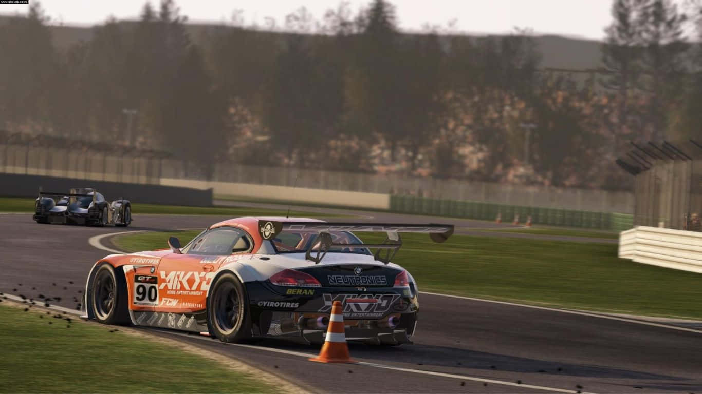 1366x768 Project Cars 桌布 壁紙 — 一輛鮮橙色賽車，號碼90，在賽道彎位高速飛馳，另一輛車緊隨其後。