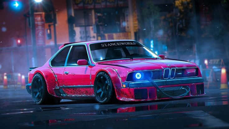 car/ image 4K ultra animation 壁紙 — 一輛鮮粉紅色改裝BMW E30飄移車帶有'STANCEWORKS'貼紙，在夜間濕潤的城市街道上於霓虹燈下發光。