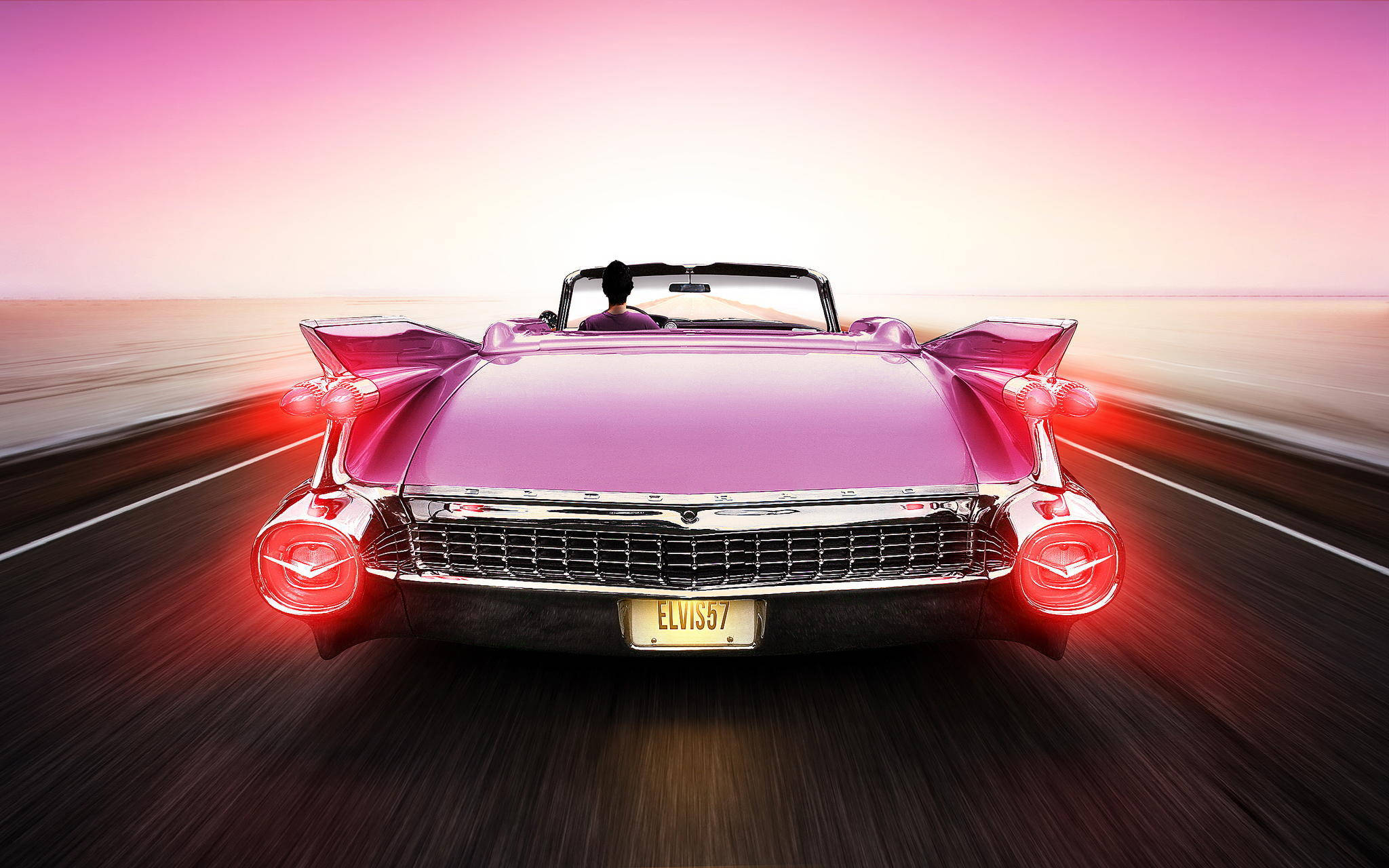 Cadillac 桌布 壁紙 — 一輛鮮粉紅色的1957年凱迪拉克敞篷車在日落時分沿沙漠高速公路飛馳，帶有發光的紅色尾燈和司機剪影。