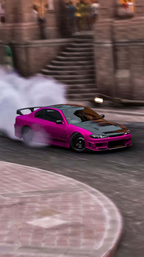 Nissan Silvia S13 桌布 壁紙 — 一輛鮮粉紅色跑車在石頭廣場上飄移，揚起濃厚白煙，背景是模糊的歷史建築。