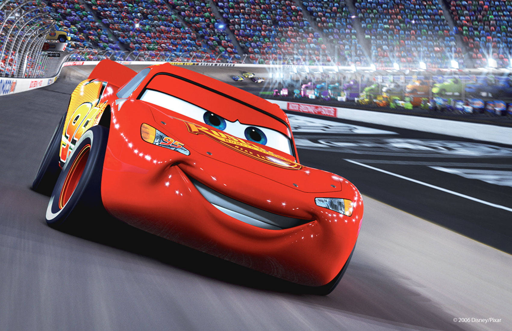 Pixar 桌布 壁紙 — 一輛鮮紅色、帶有愉快表情的動畫賽車，在體育場燈光下沿著明亮賽道疾馳。