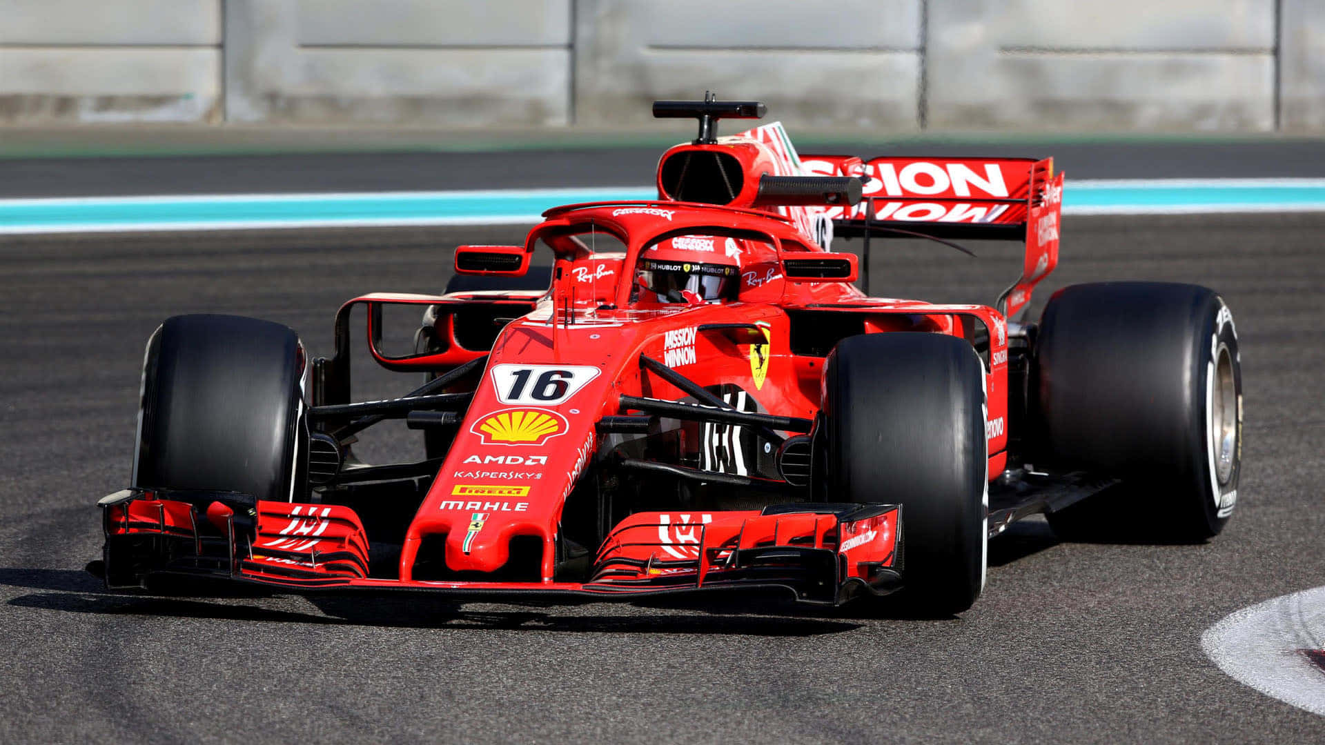 Formula One 桌布 壁紙 — 一輛鮮紅色、編號16的法拉利F1賽車在陽光照耀的瀝青賽道上奔馳。