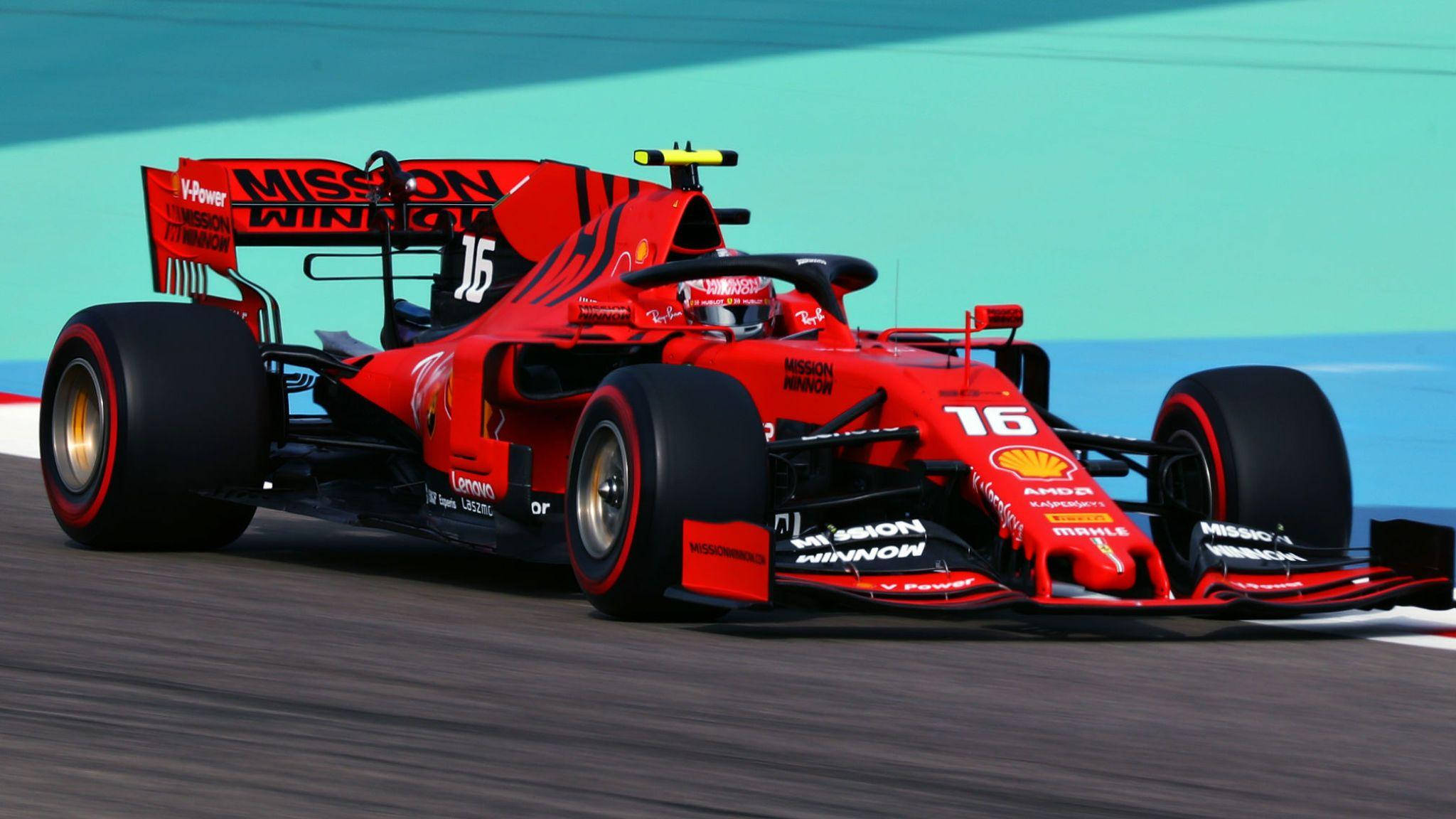 Racing 桌布 壁紙 — 一輛鮮紅色、編號16的法拉利F1賽車在賽道上奔馳，背景是藍綠色的牆壁。