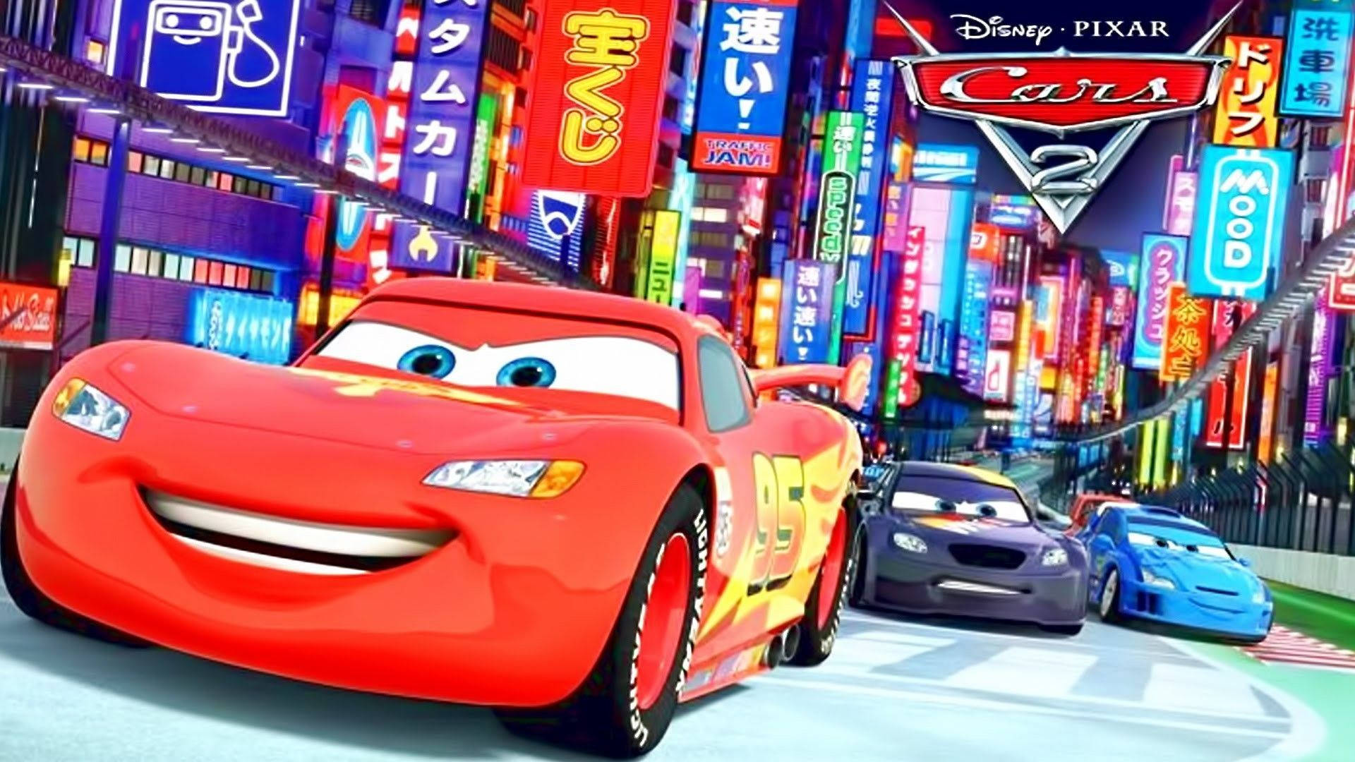 Lightning Mcqueen 桌布 壁紙 — 一輛鮮紅色、面帶燦爛笑容的動畫賽車，帶領另外兩輛車穿過霓虹燈閃爍的東京風格夜景。