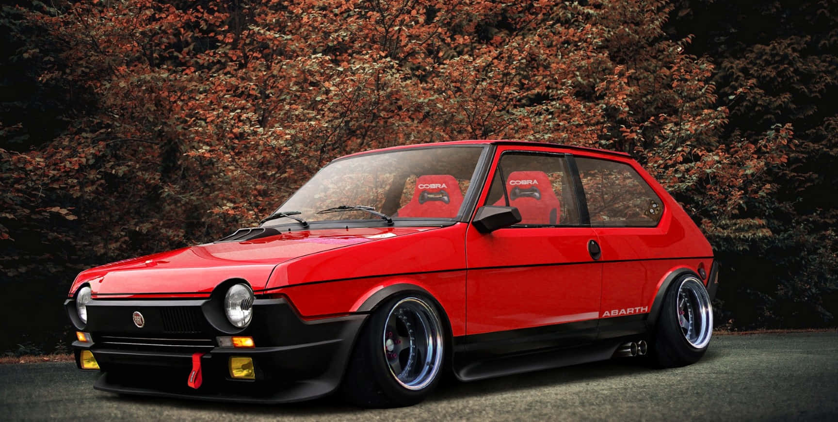 Fiat Ritmo 桌布 壁紙 — 一輛鮮紅色改裝的Fiat Abarth配備定制輪圈，停泊在帶有橙色葉子的秋樹下。