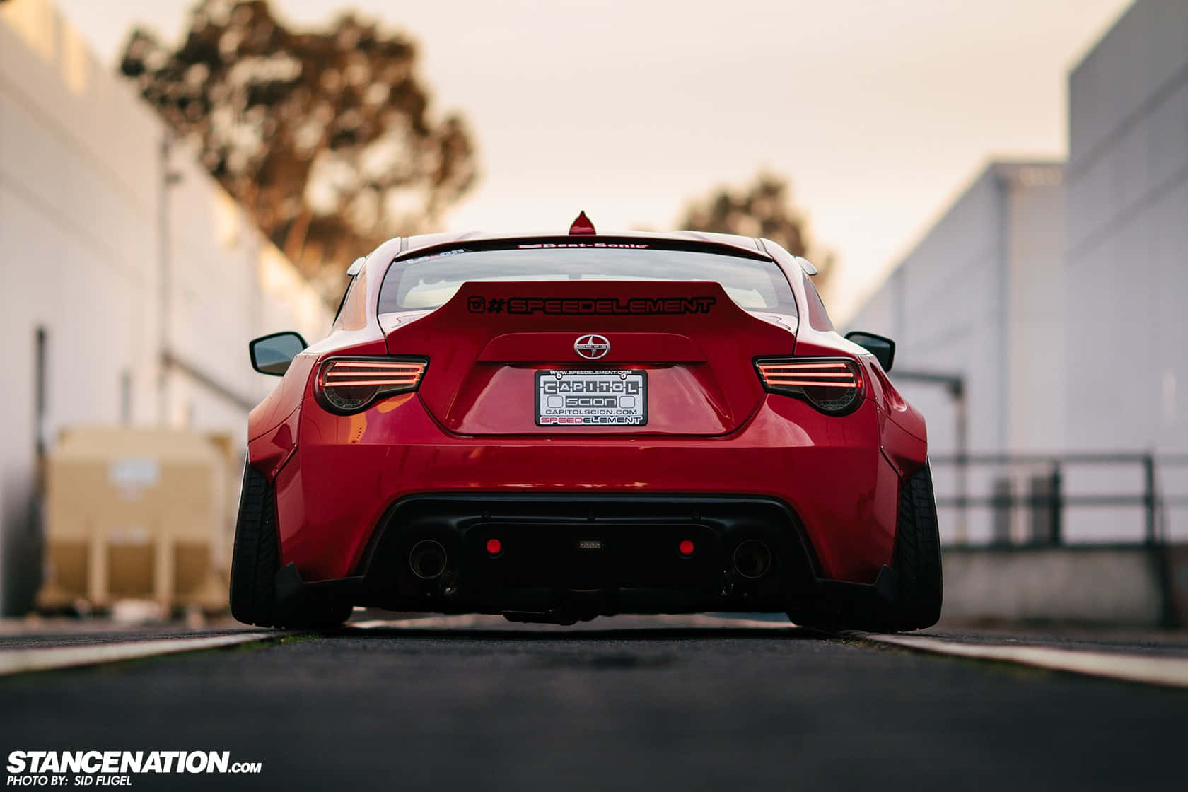 紅色改裝跑車在黃昏時停泊在街上 — Toyota Supra Mk4 壁紙