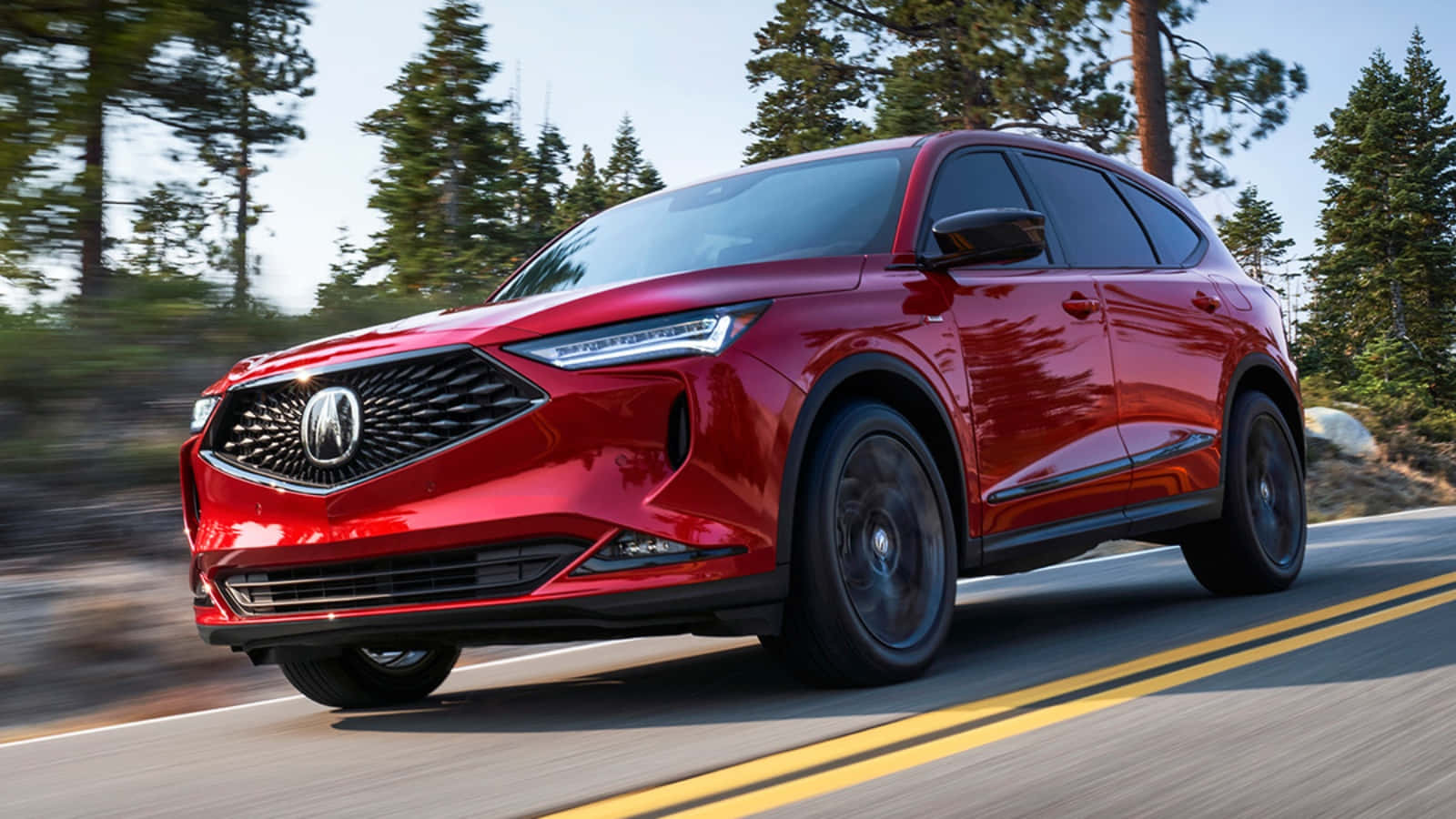Acura 桌布 壁紙 — 一輛鮮紅色的Acura SUV沿著森林道路飛馳，動態模糊強調了其動感。