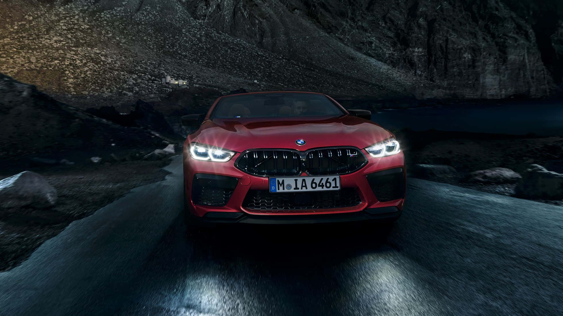 Bmw M8 4K 桌布 壁紙 — 一輛鮮紅色的BMW M8 Coupe在黑暗的山口行駛，閃亮的車頭燈照亮了濕漉漉的岩石和深藍色的湖泊。