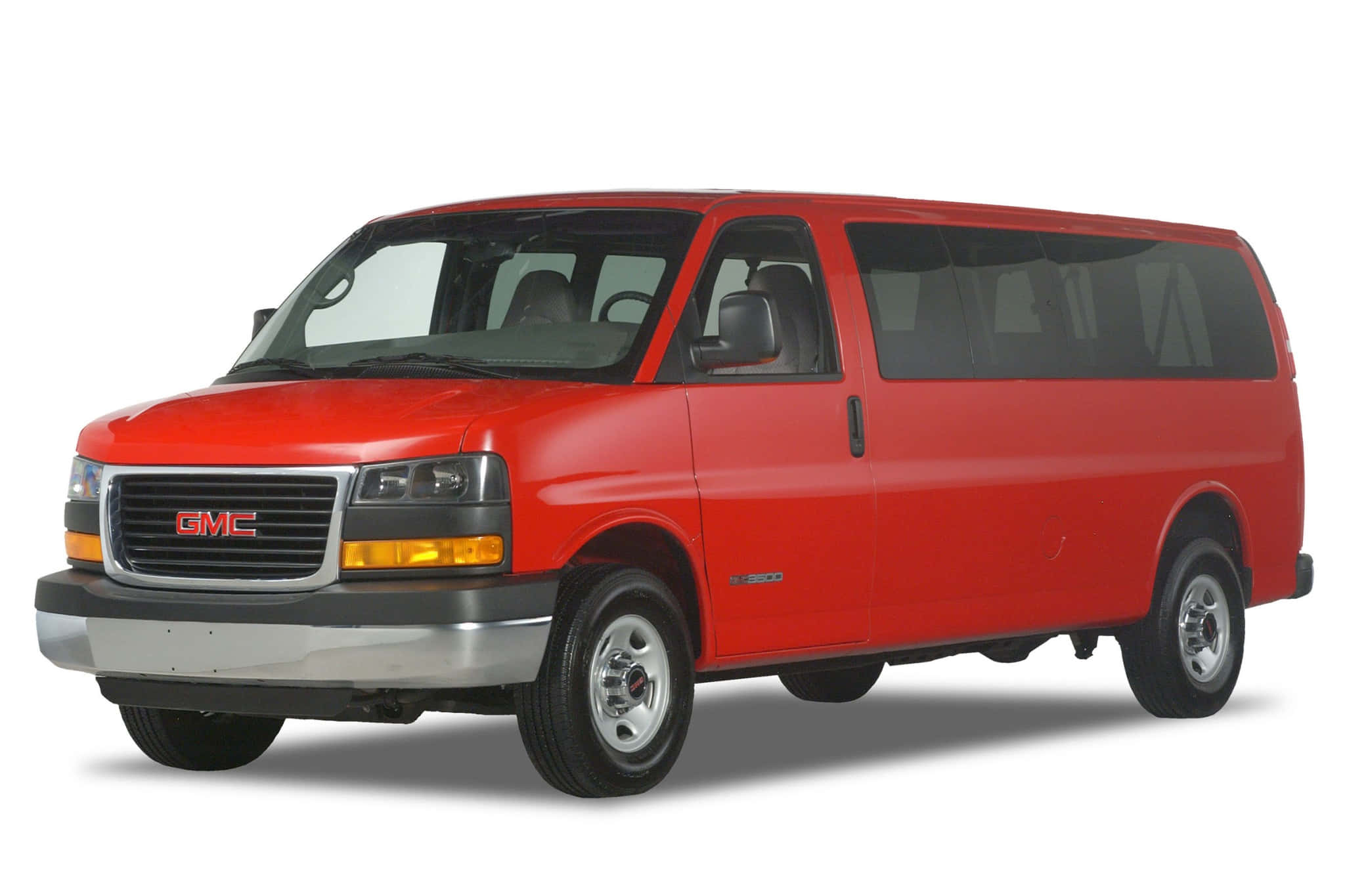 Gmc Savana 桌布 壁紙 — 一輛鮮紅色的GMC客貨車在工作室燈光下，以潔白背景展示。