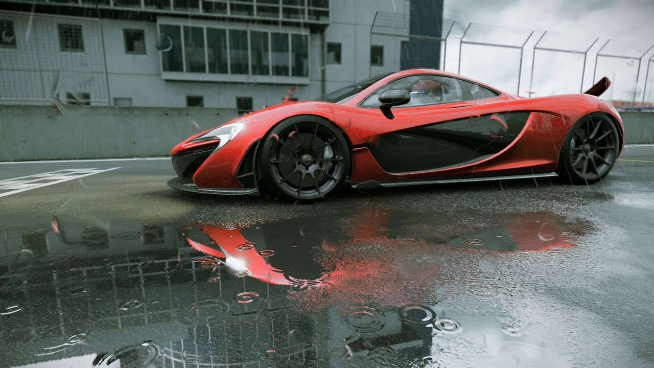 cars 桌布 壁紙 — 一輛鮮紅色的McLaren跑車在潮濕的賽道上閃閃發光，天空多雲，雨滴在水坑中泛起漣漪。