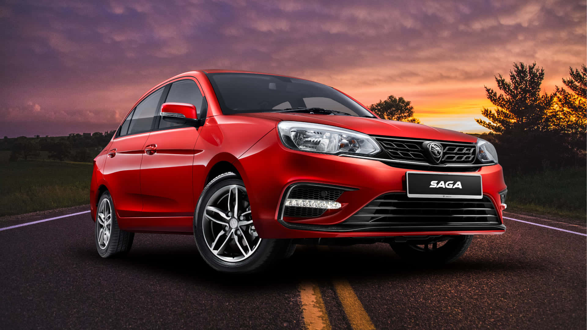 Proton 桌布 壁紙 — 一輛鮮紅色的Proton Saga房車在蜿蜒的道路上閃閃發光，背景是紫色和橙色雲彩的戲劇性日落天空。