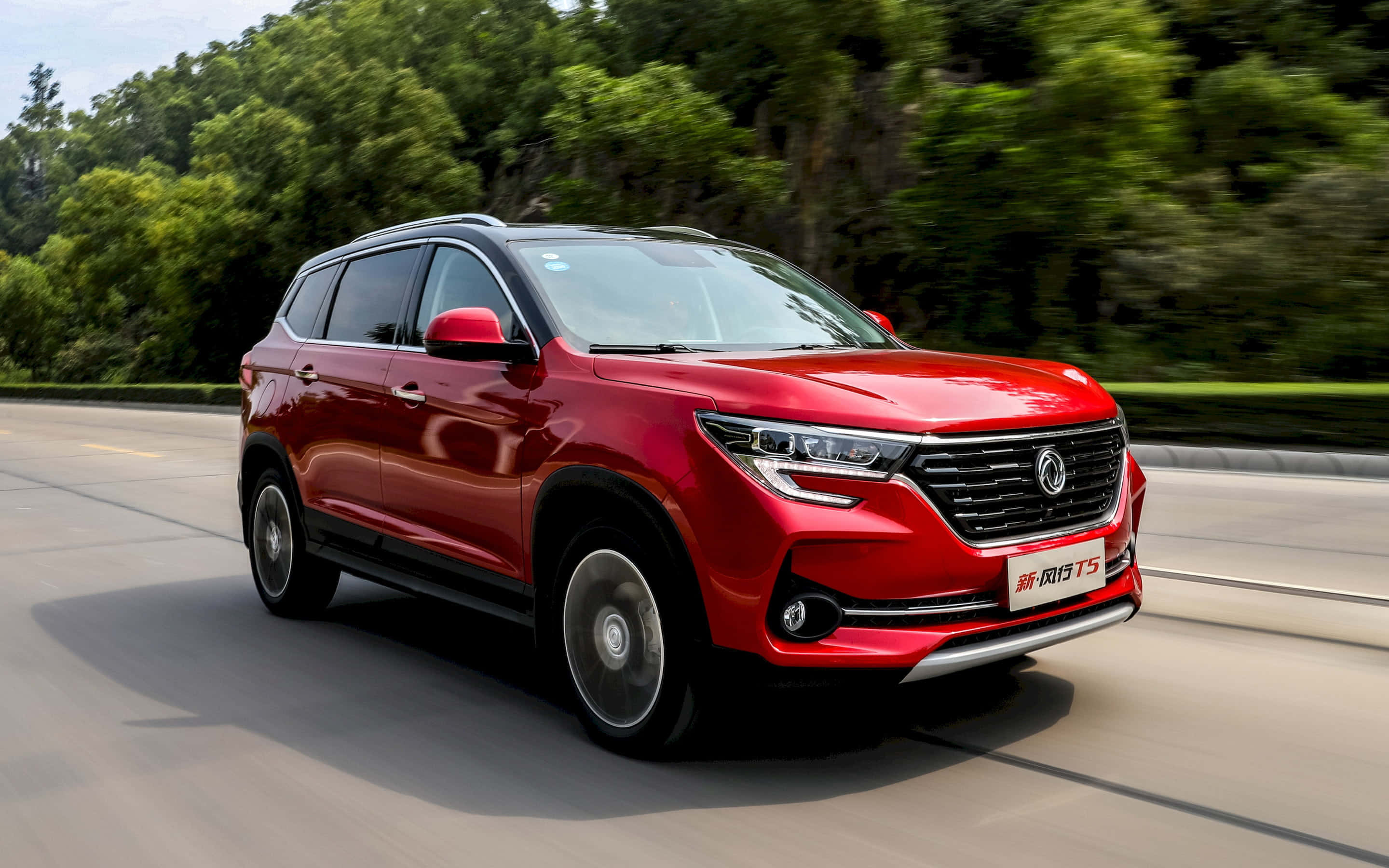 Dongfeng 桌布 壁紙 — 一輛鮮紅色的SUV在高速公路上疾馳，背景中茂密的綠樹模糊掠過。