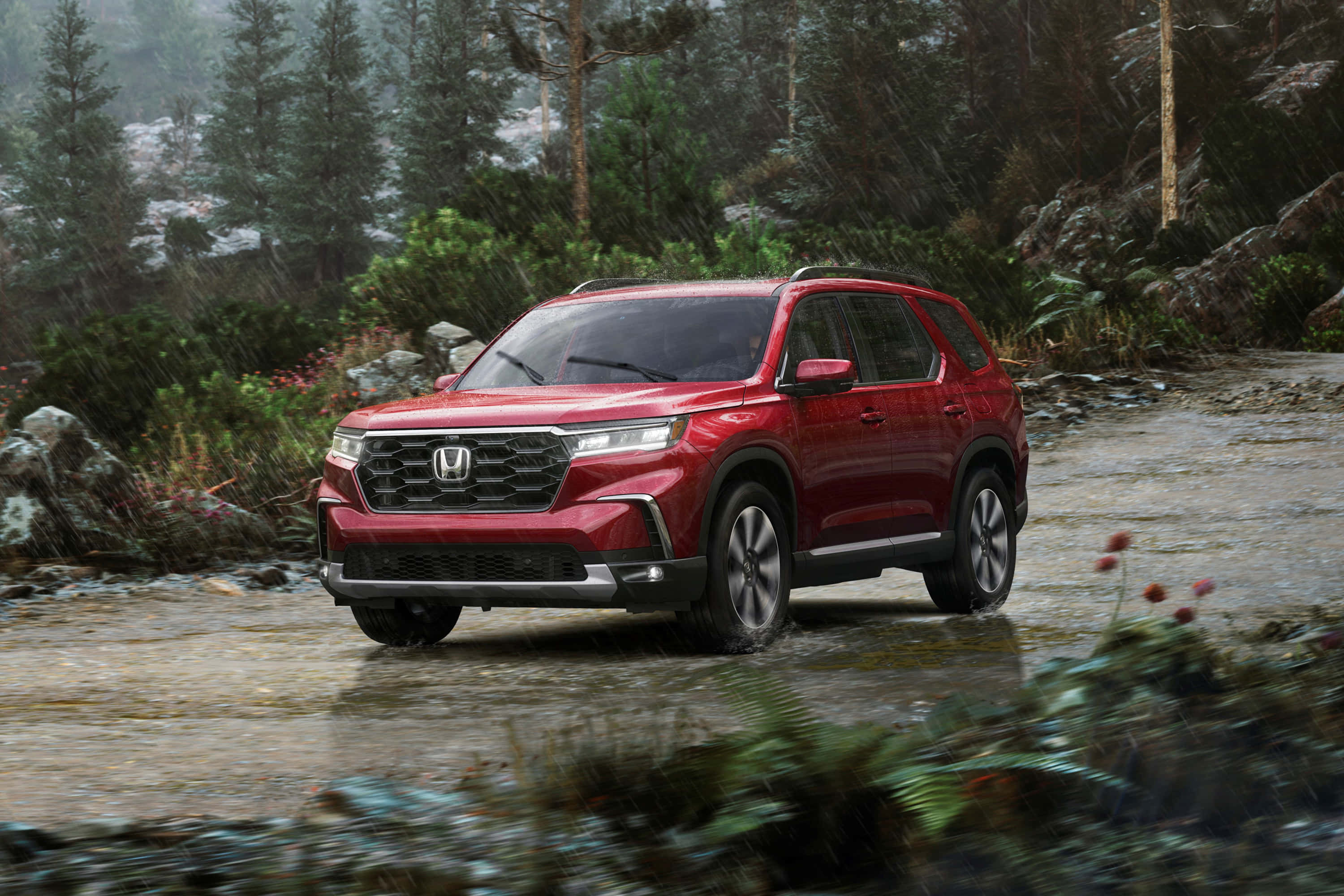 Honda Pilot 桌布 壁紙 — 一輛鮮紅色的本田SUV在霧氣瀰漫的森林中駛過淺溪，雨水落下。