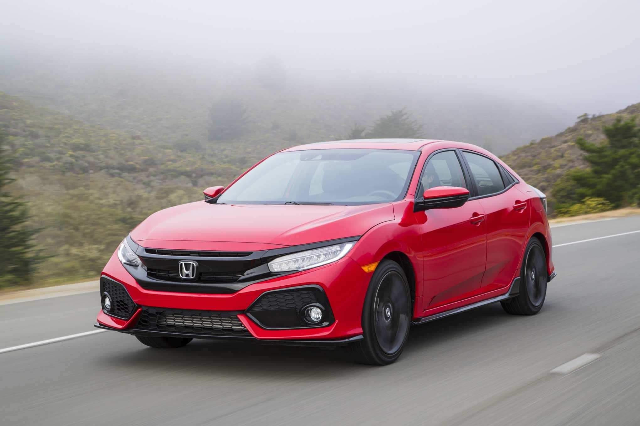 Hatchback 桌布 壁紙 — 一輛鮮紅色的本田思域房車在霧氣籠罩的蜿蜒山路上疾馳。