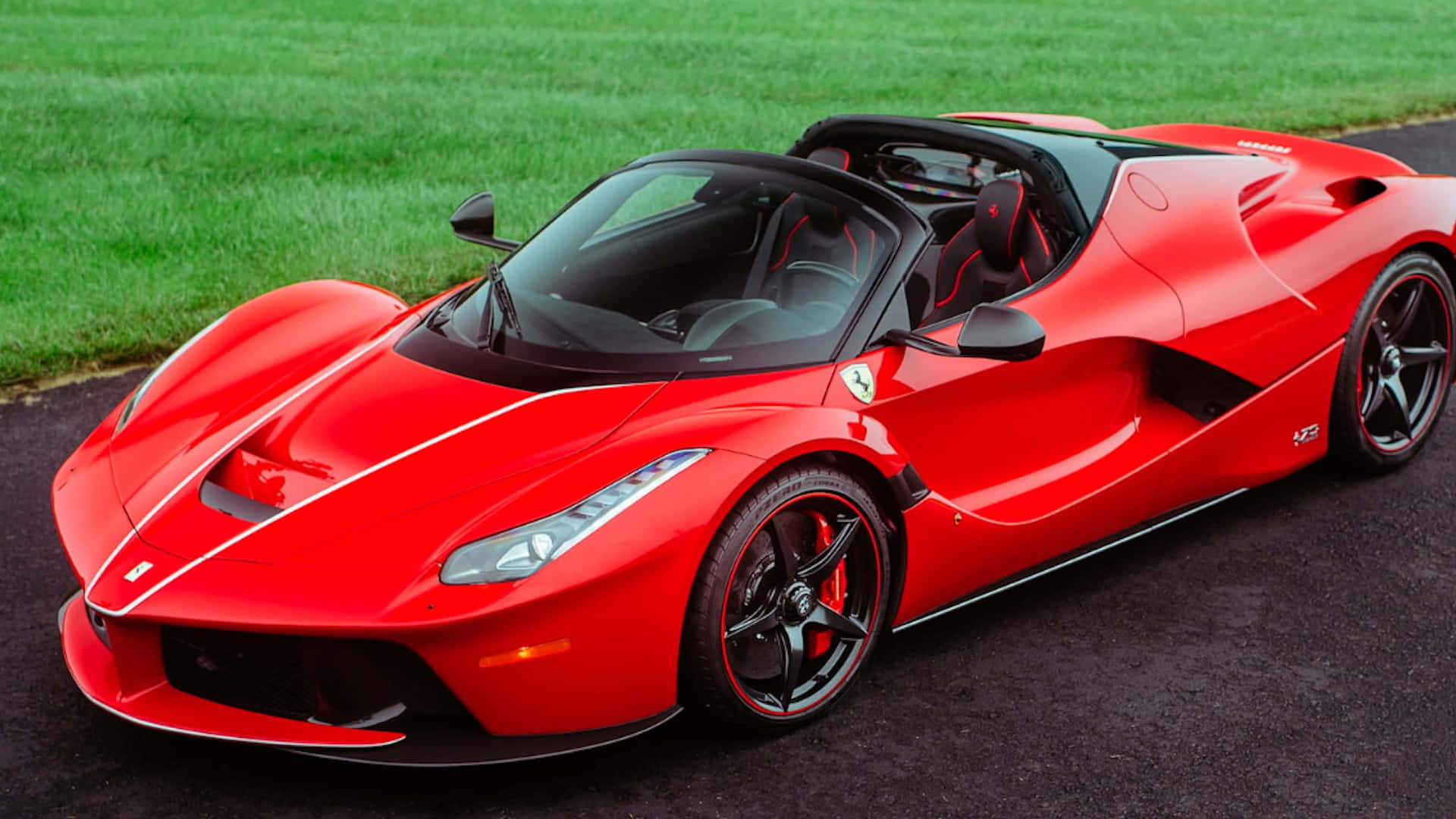 Ferrari Laferrari 桌布 壁紙 — 一輛鮮紅色的法拉利 LaFerrari Aperta 停在瀝青路上，背後是茂密的綠草。