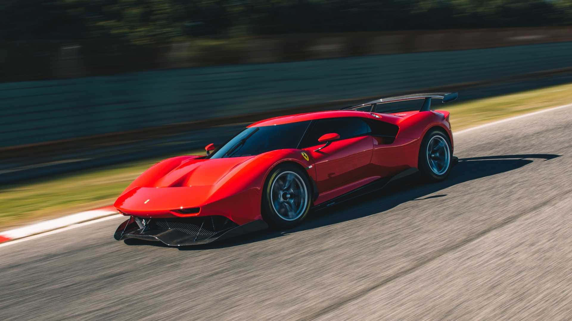 跑車 桌布 壁紙 — 一輛鮮紅色的法拉利 SF90 Stradale 在陽光明媚的賽道上奔馳，動態模糊效果突顯其速度與空氣動力學設計。