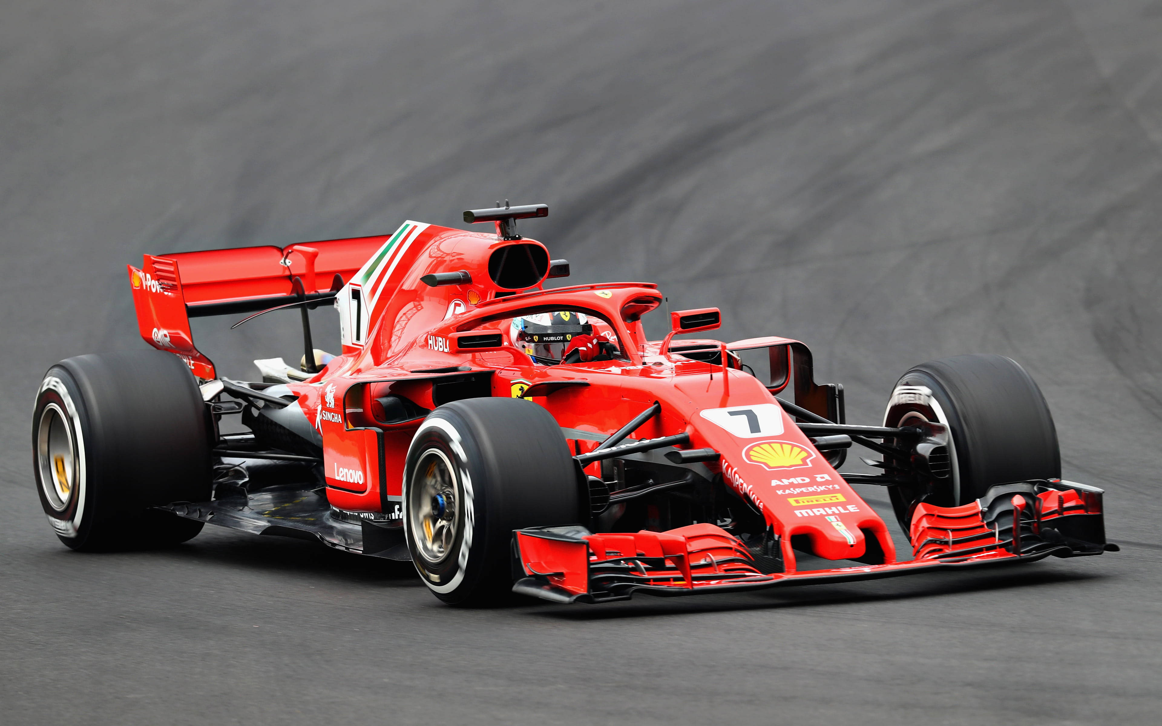 ferrari f1 2018 桌布 壁紙 — 一輛鮮紅色的法拉利一級方程式賽車，編號7，在明亮的日光下於灰色賽道上奔馳。