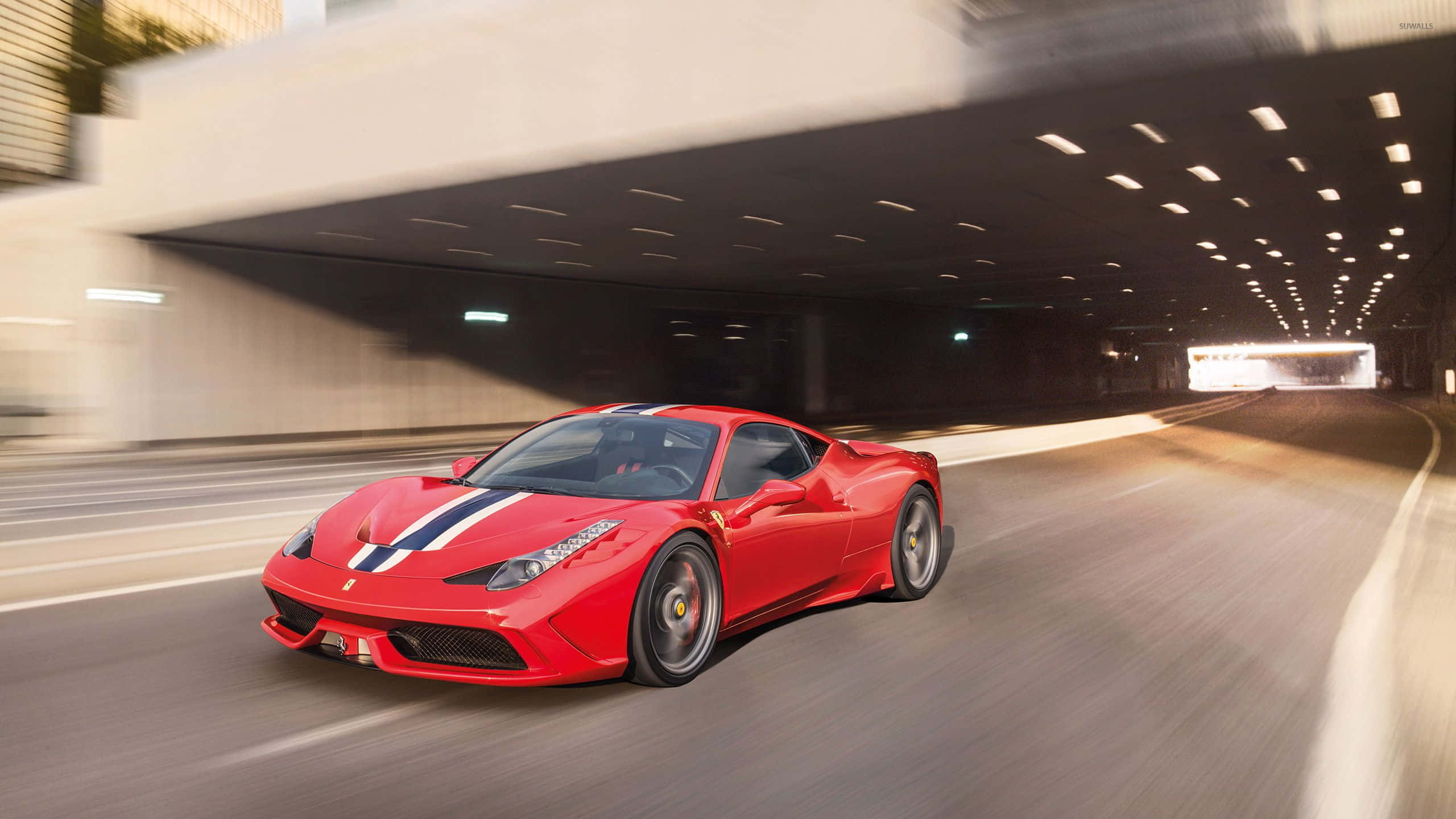 Ferrari 458 Speciale 桌布 壁紙 — 一輛鮮紅色的法拉利在昏暗的城市隧道中疾馳，動態模糊強調了它的速度。