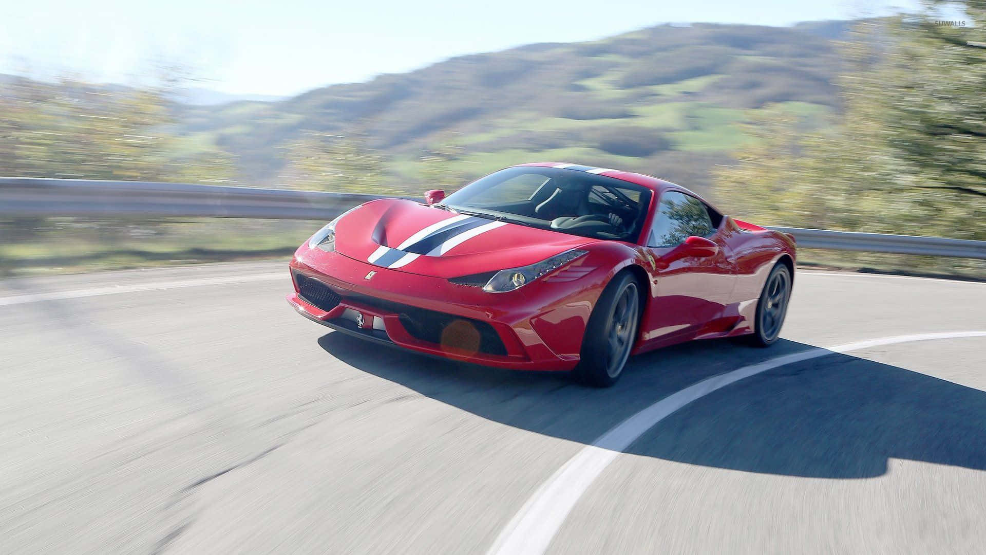 Ferrari 458 Speciale 桌布 壁紙 — 一輛鮮紅色的法拉利在蜿蜒的山路上疾馳，背景是模糊的綠色山丘。