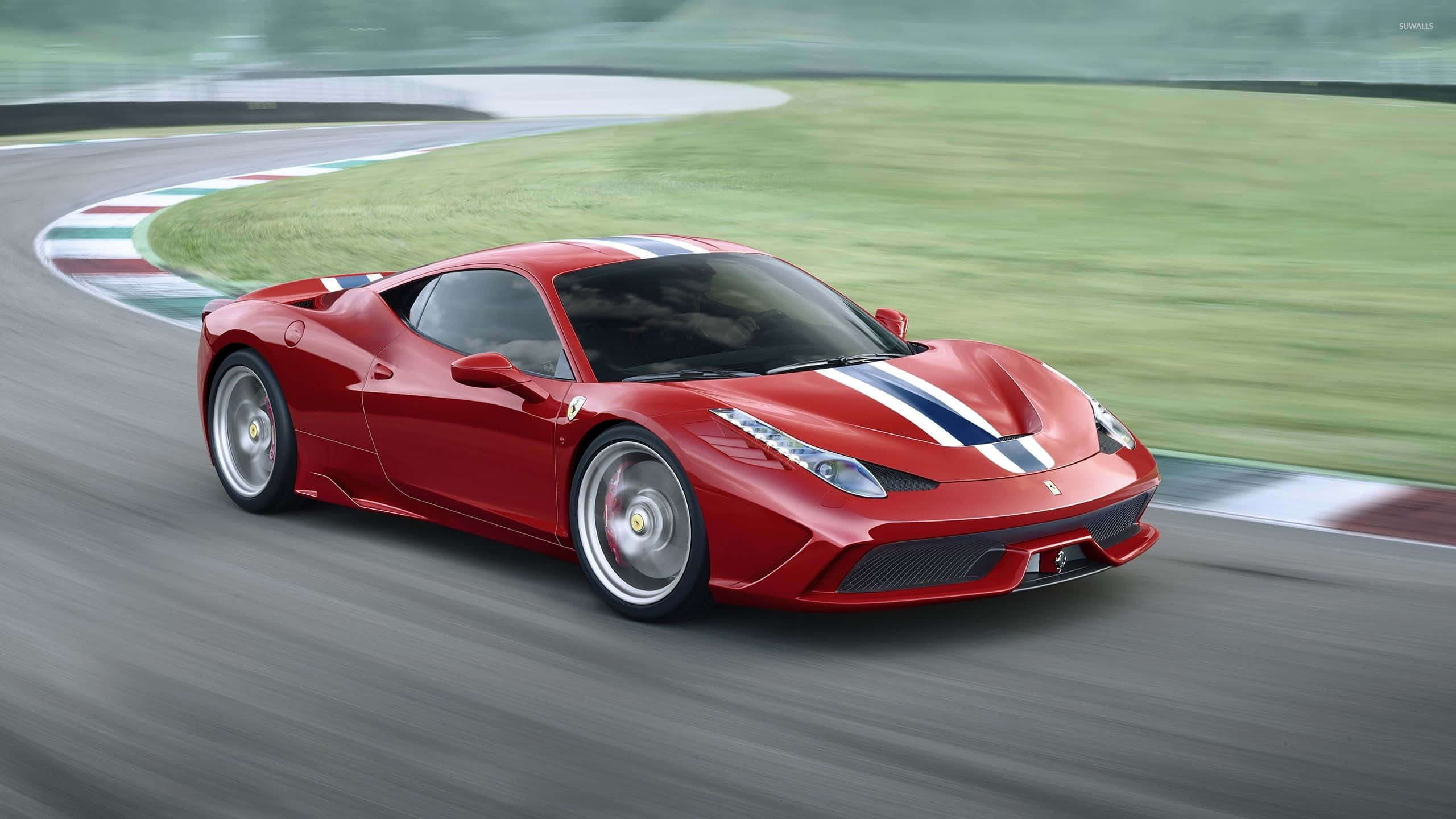 Ferrari 458 Speciale 桌布 壁紙 — 一輛鮮紅色的法拉利跑車，帶有藍白條紋，在彎曲的賽道上疾馳，呈現動態模糊效果。