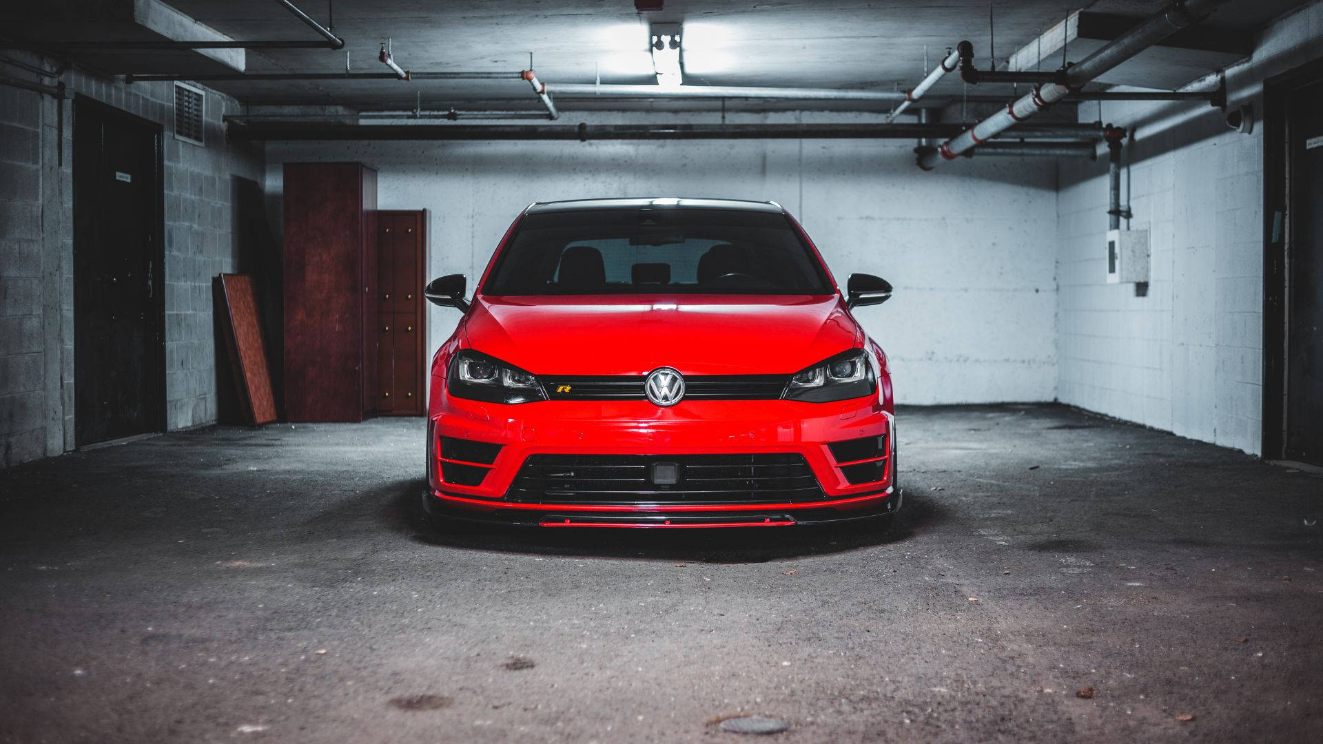 福斯汽車 桌布 壁紙 — 一輛鮮紅色的福斯 GTI R 停放在昏暗的混凝土車庫中央，在工業照明下。