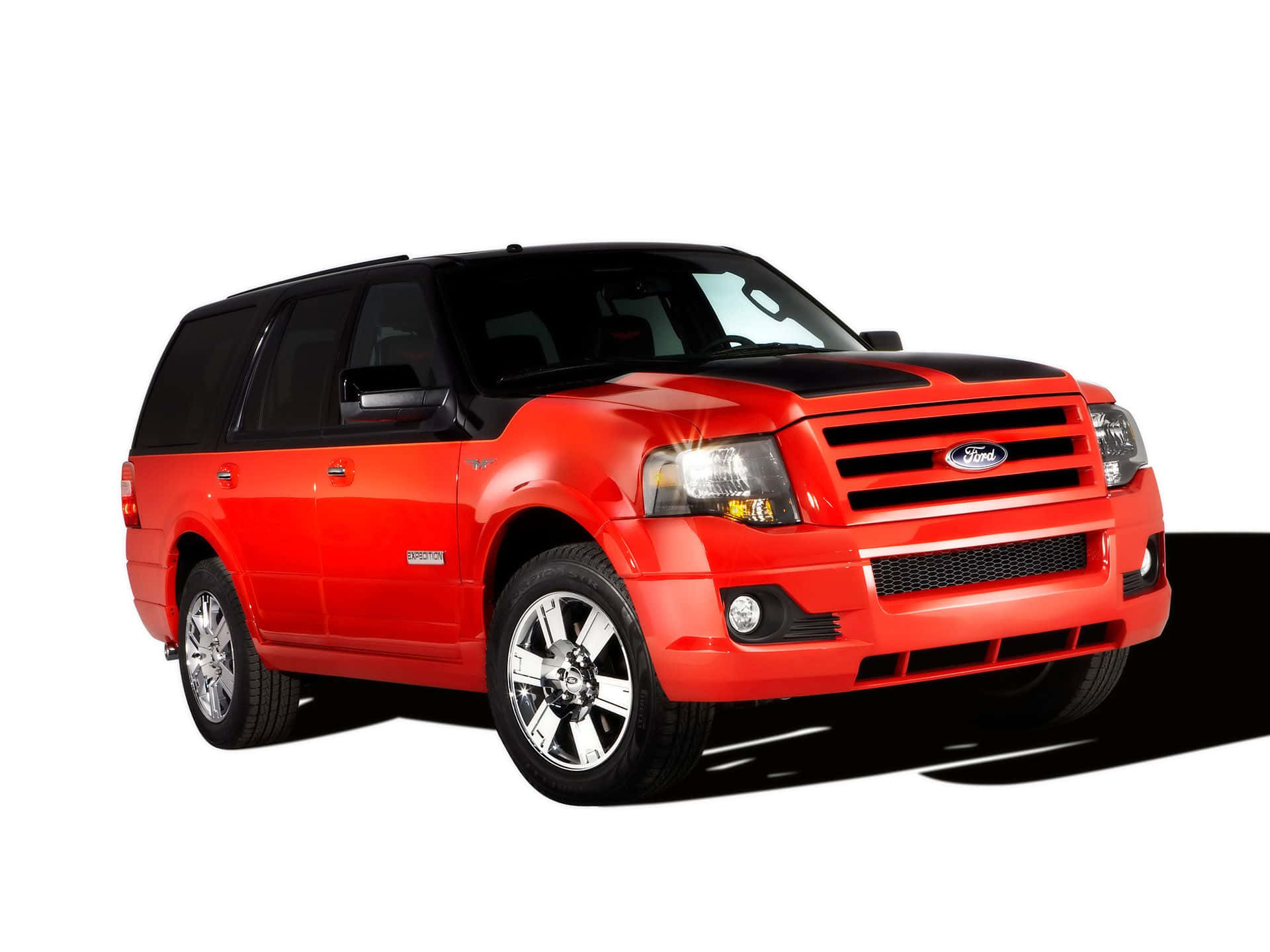 Ford Expedition 桌布 壁紙 — 一輛鮮紅色的福特 Expedition SUV，帶有黑色車頂和引擎蓋條紋，在純白背景上大膽矗立。