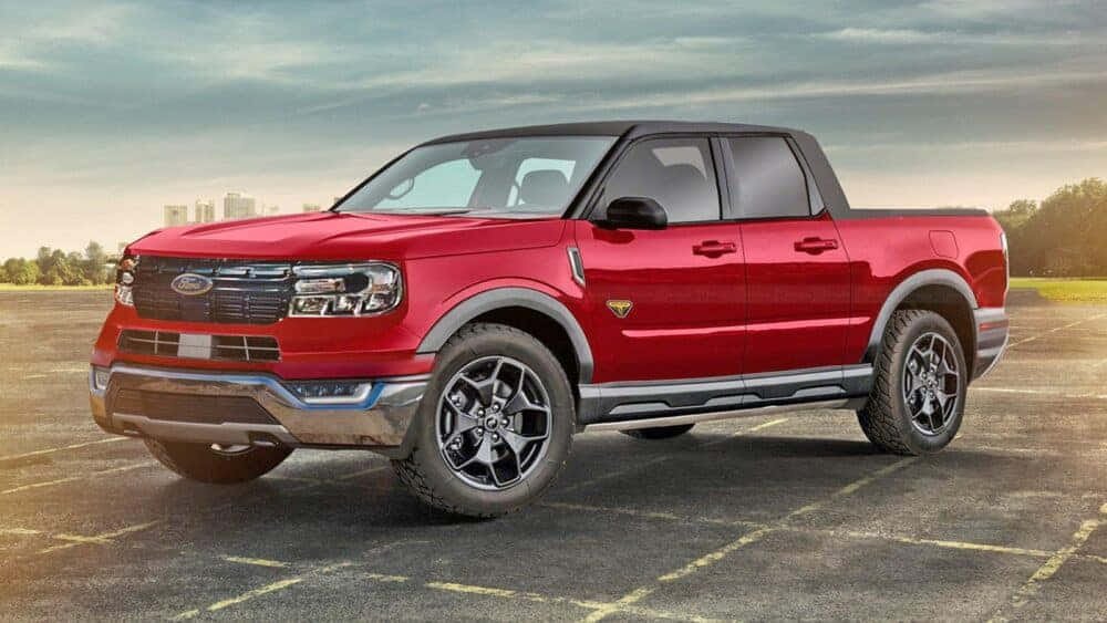 Ford Maverick 桌布 壁紙 — 一輛鮮紅色的福特皮卡車停在空地上，天空多雲，遠處有城市建築。