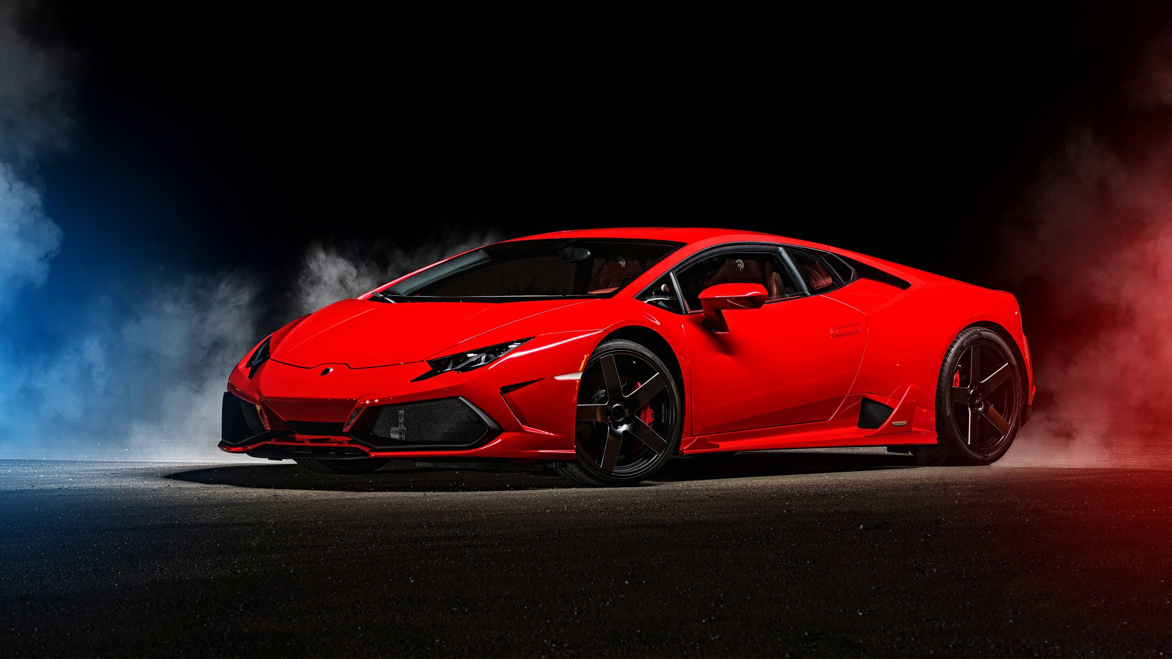 汽車 4K 桌布 壁紙 — 一輛鮮紅色的藍寶堅尼 Huracán 在黑色背景下，於戲劇性的藍色和紅色燈光中在煙霧中飄移。