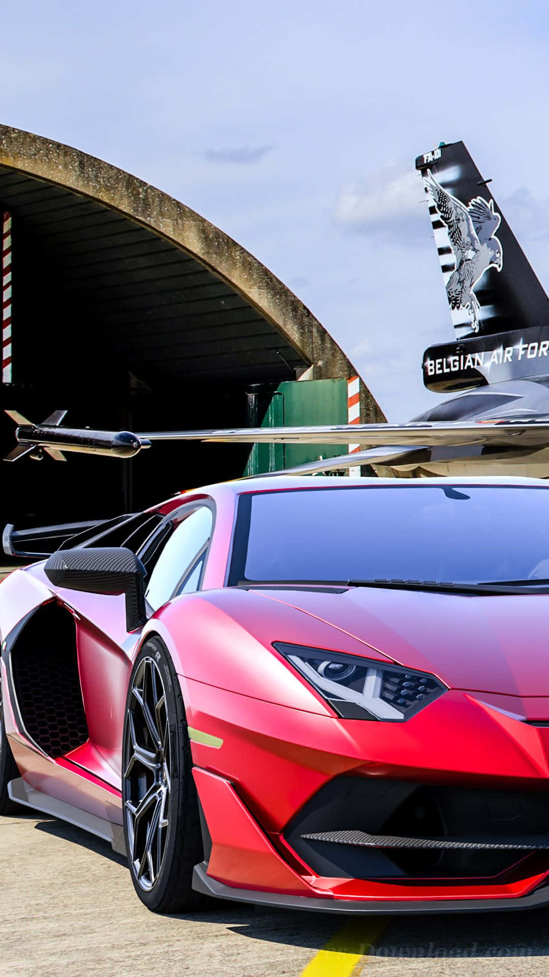 Pixel 3xl Lamborghini 桌布 壁紙 — 一輛鮮紅色的藍寶堅尼Aventador停在混凝土機庫下，後面展示著比利時空軍的噴射機。
