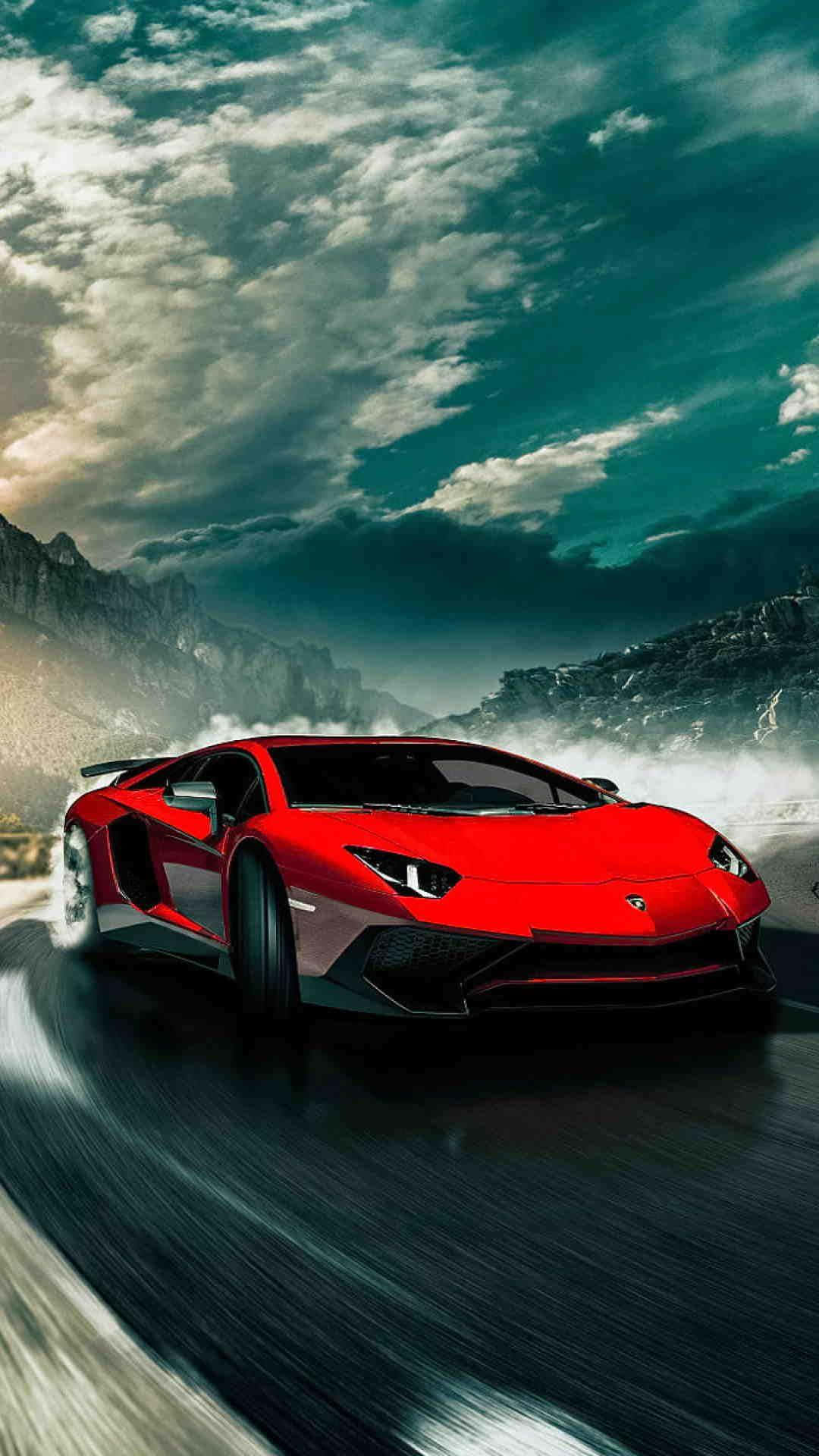 Lamborghini Phone 桌布 壁紙 — 一輛鮮紅色的藍寶堅尼在戲劇性的多雲天空下疾馳穿過山口。