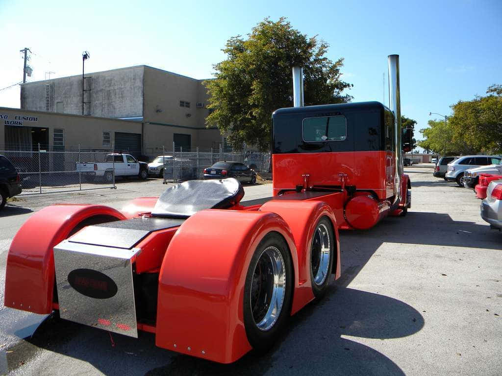 Trucks 桌布 壁紙 — 一輛鮮紅色的訂製半掛卡車，帶有鍍鉻裝飾和雙後輪，停在陽光明媚的停車場。