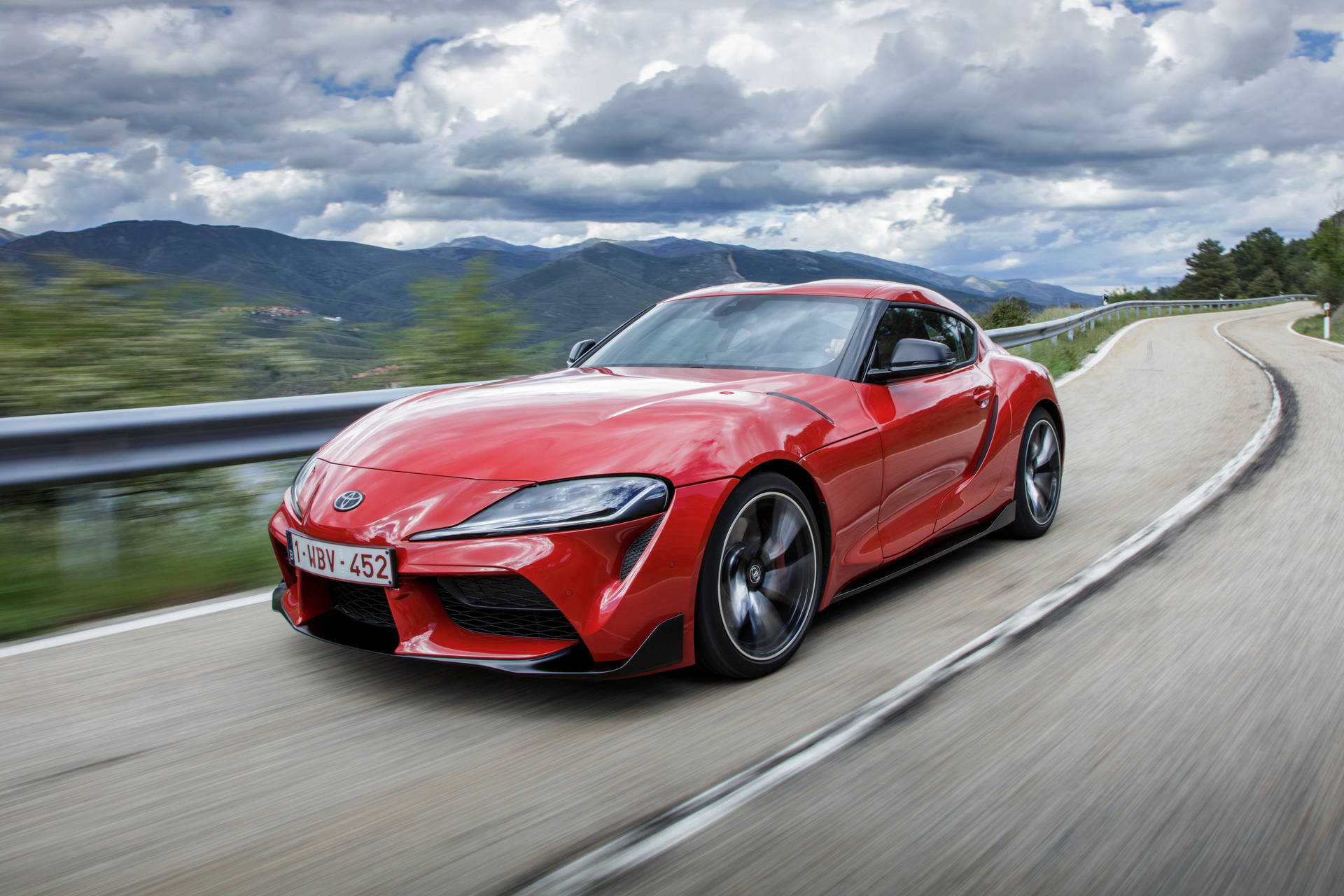 紅色跑車在山路上疾馳，背景模糊。 — Toyota Supra Mk4 壁紙