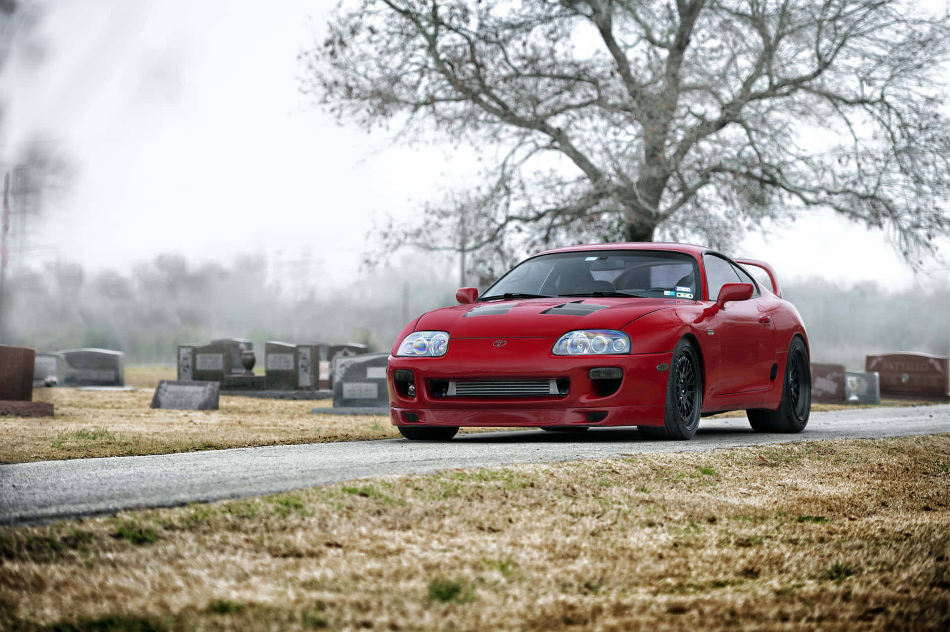 紅色豐田Supra停泊在霧氣瀰漫的墓地道路上，靠近墓碑。 — Toyota Supra Mk4 壁紙