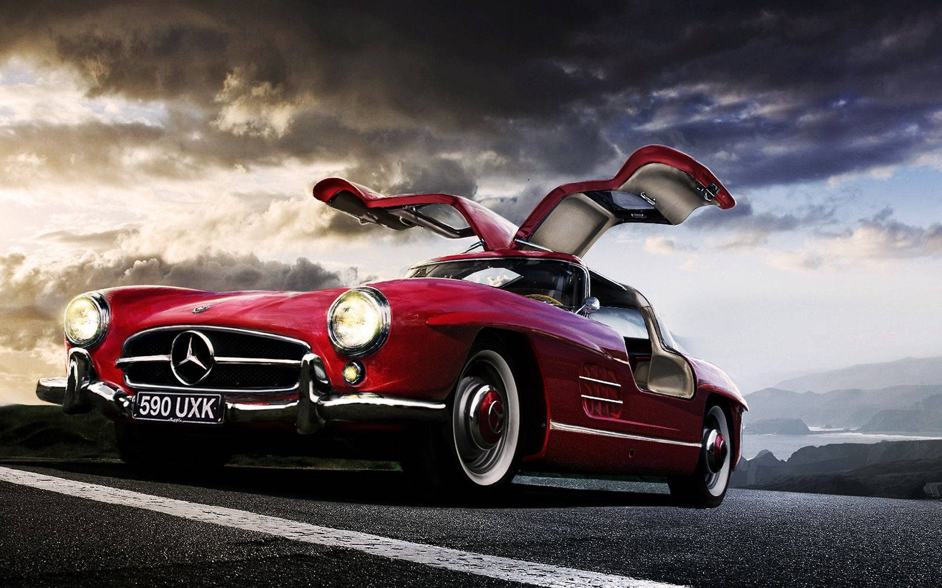 Mercedes 桌布 壁紙 — 一輛鮮紅色的賓士300SL鷗翼車門打開，停在戲劇性多雲天空下的沿海道路上。