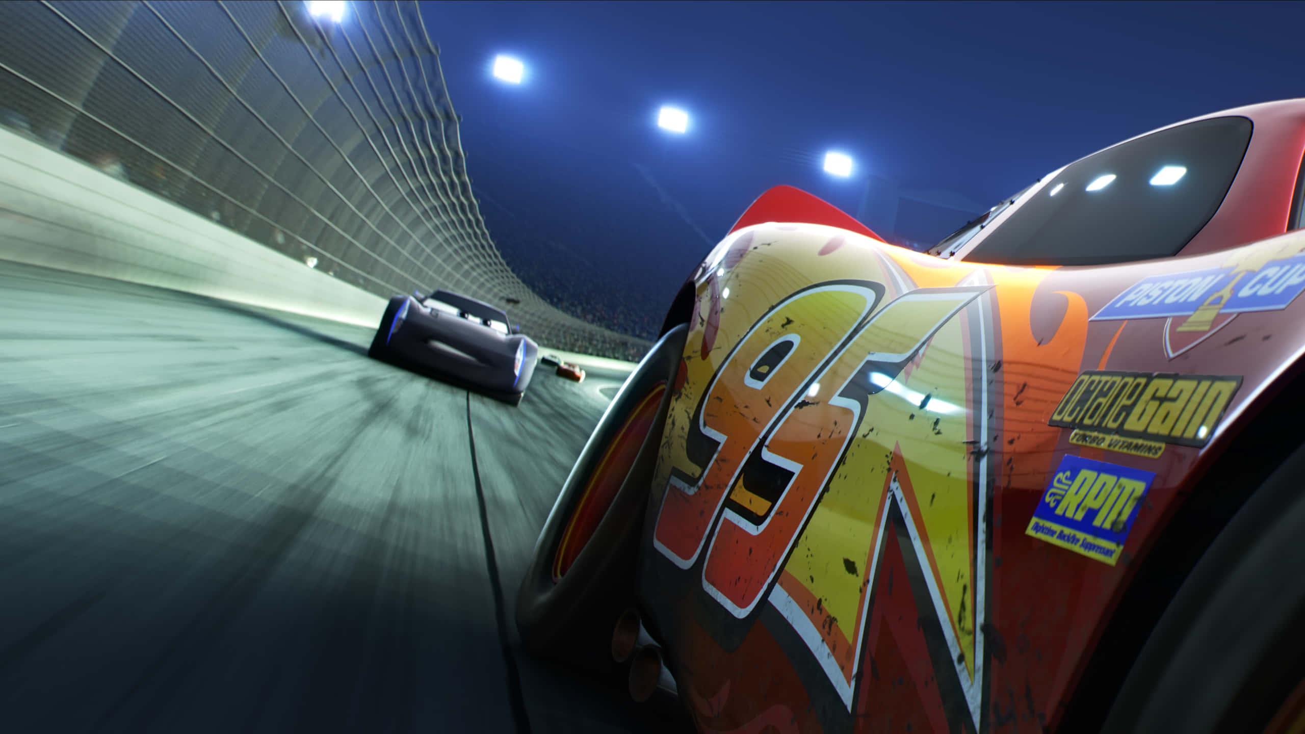 Lightning Mcqueen 桌布 壁紙 — 一輛鮮紅色的賽車，編號95，在夜間明亮的體育場燈光下沿著賽道飛馳。