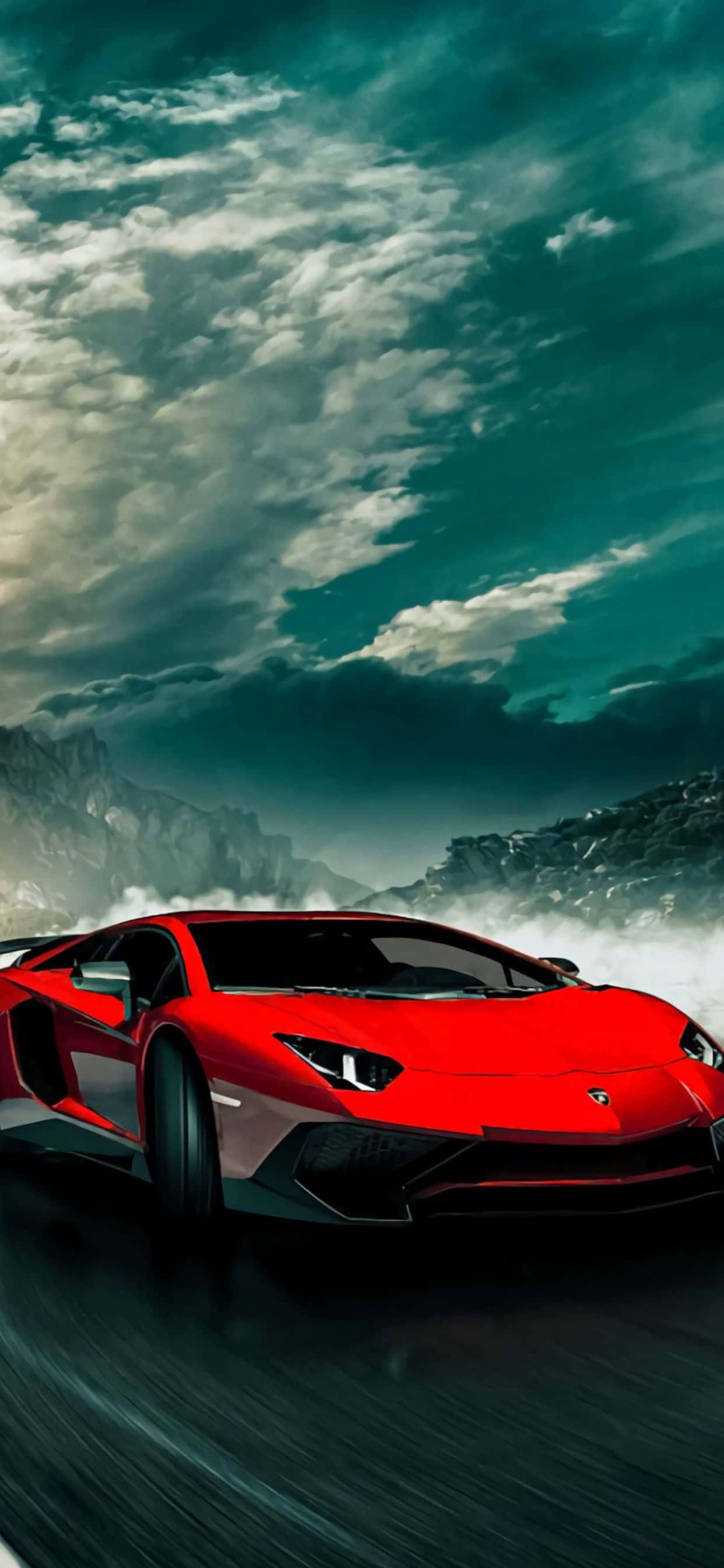 Lamborghini Phone 桌布 壁紙 — 一輛鮮紅色的跑車在濕滑的道路上飛馳，背景是戲劇性的青灰色暴風雨天空和霧氣繚繞的山脈。