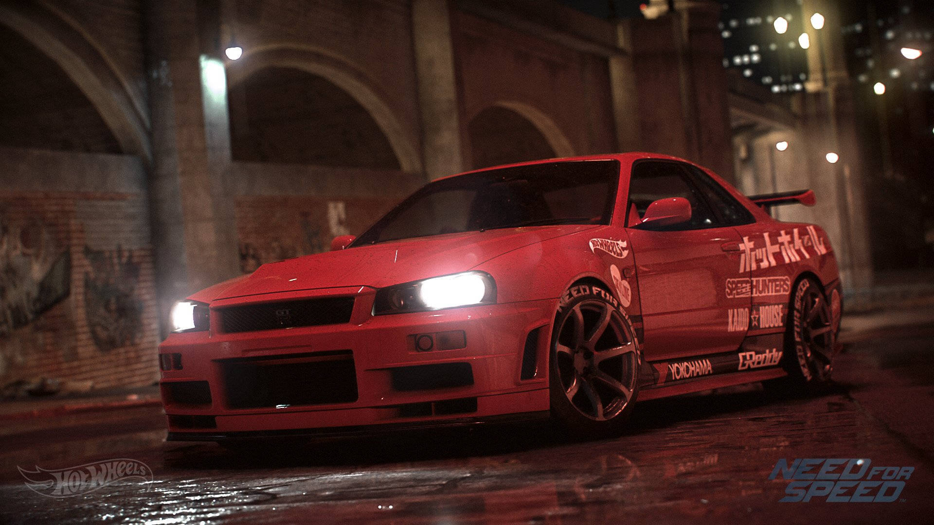 Need For Speed 桌布 壁紙 — 一輛鮮紅色的飄移車帶著發光的頭燈，在夜晚的街燈下穿過濕漉漉的城市小巷。