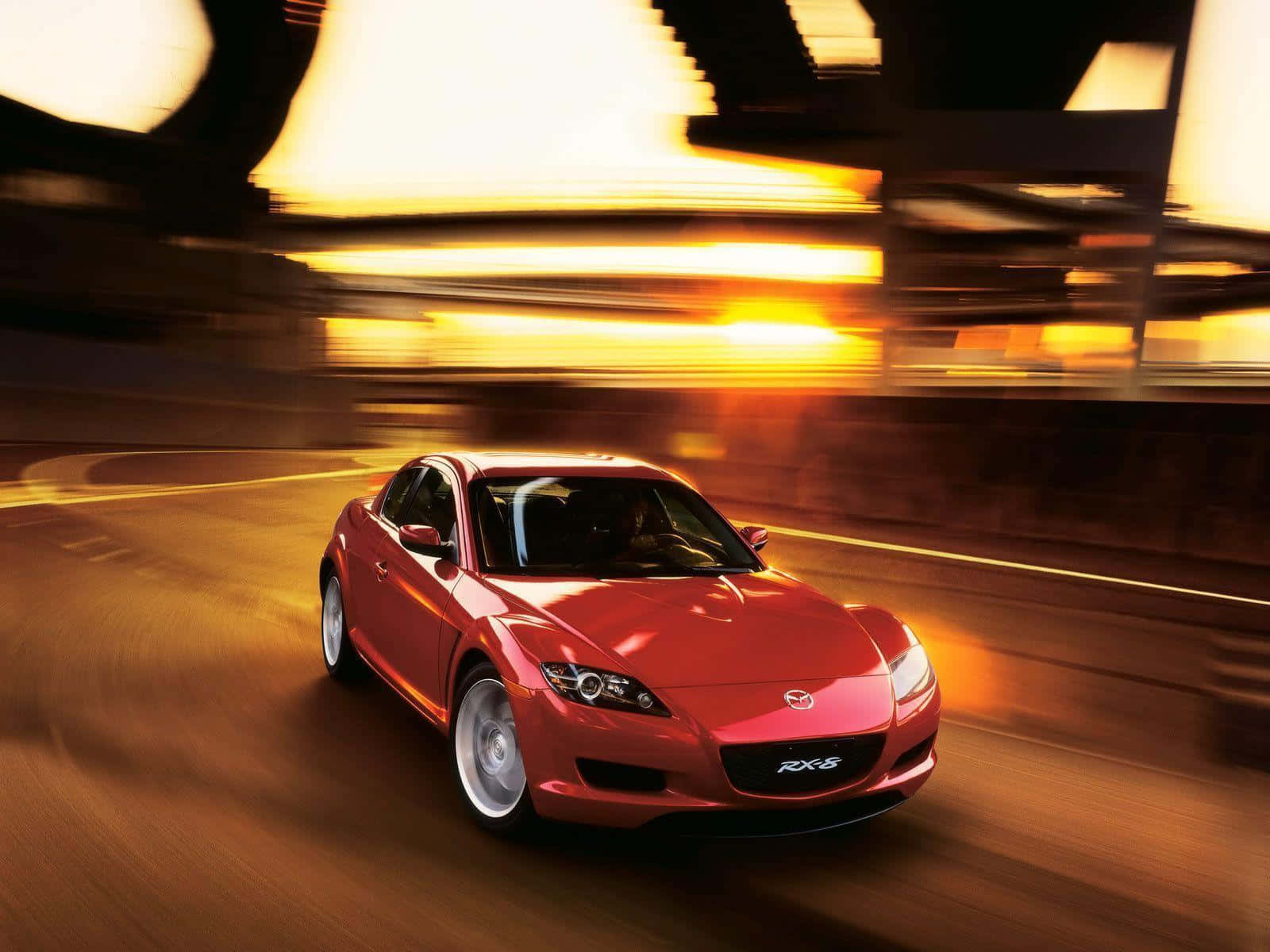 Mazda Rx-8 桌布 壁紙 — 一輛鮮紅色的馬自達RX-8在隧道中疾馳，金色光線條模糊了背景。