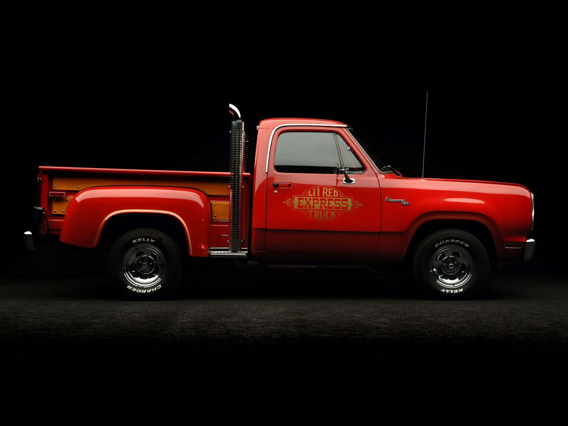 Pick Up Truck 桌布 壁紙 — 一輛鮮紅色經典皮卡車帶有「LIT RED EXPRESS TRUCK」標誌，在黑色背景下的戲劇性工作室燈光中展示。