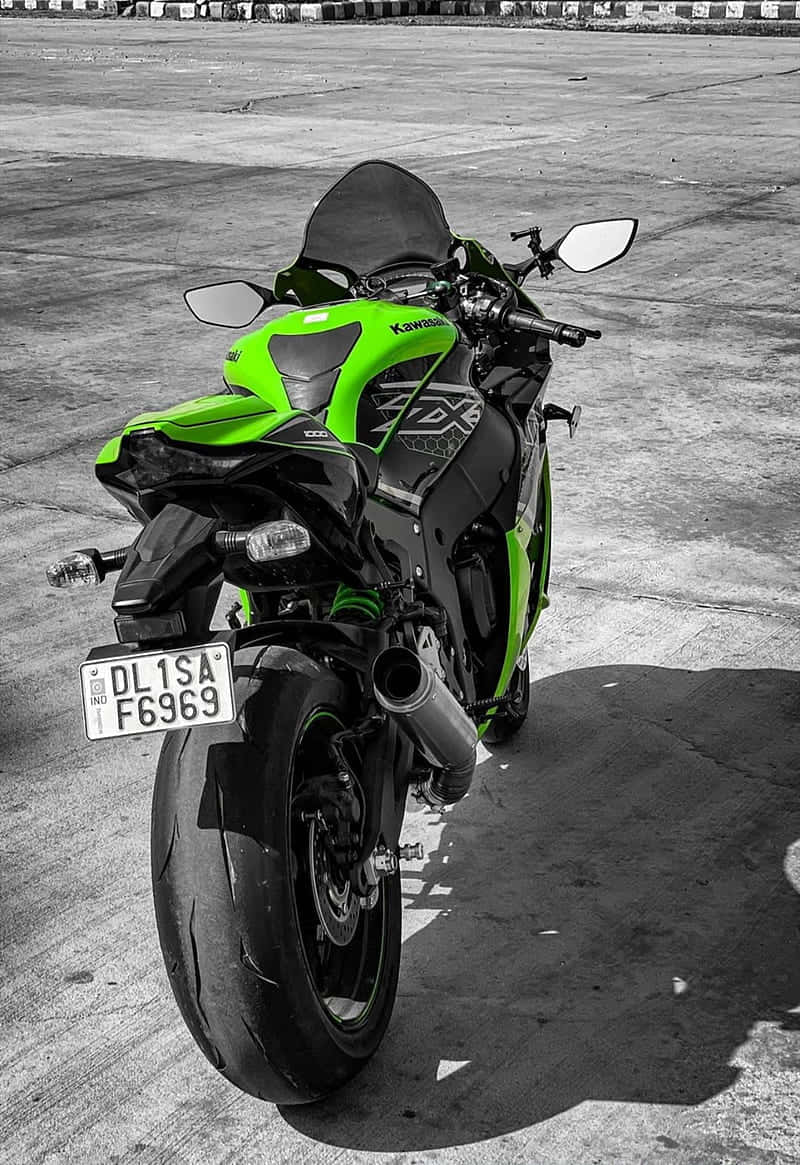 Kawasaki Desktop 桌布 壁紙 — 一輛鮮綠色的Kawasaki ZXR摩托車在黑白背景的陽光照射混凝土賽道上脫穎而出。