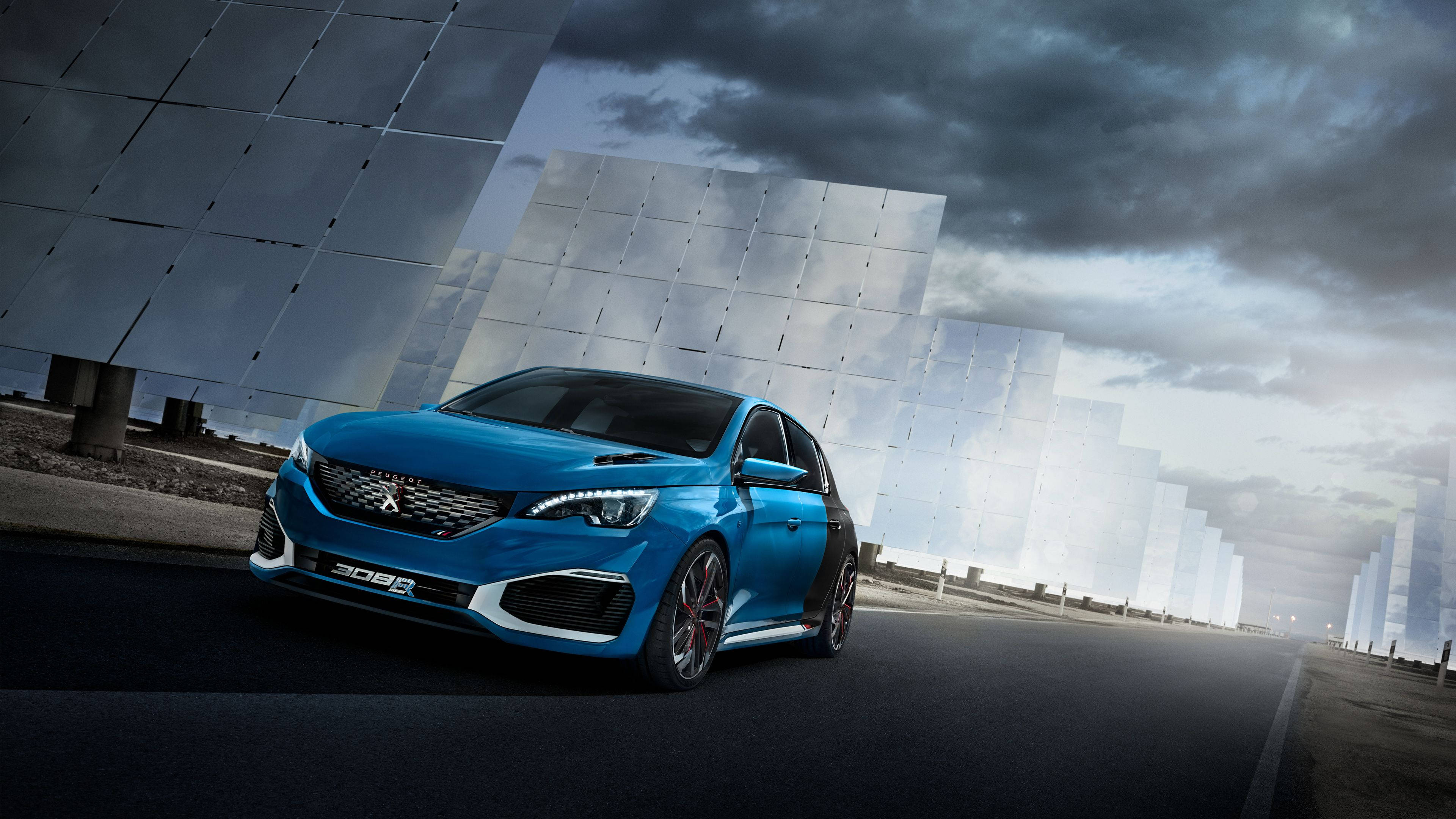 Peugeot 桌布 壁紙 — 一輛鮮藍色的Peugeot 308R跑車在暴風雨的天空下，沿著兩旁有反射太陽能板的黑暗道路飛馳。