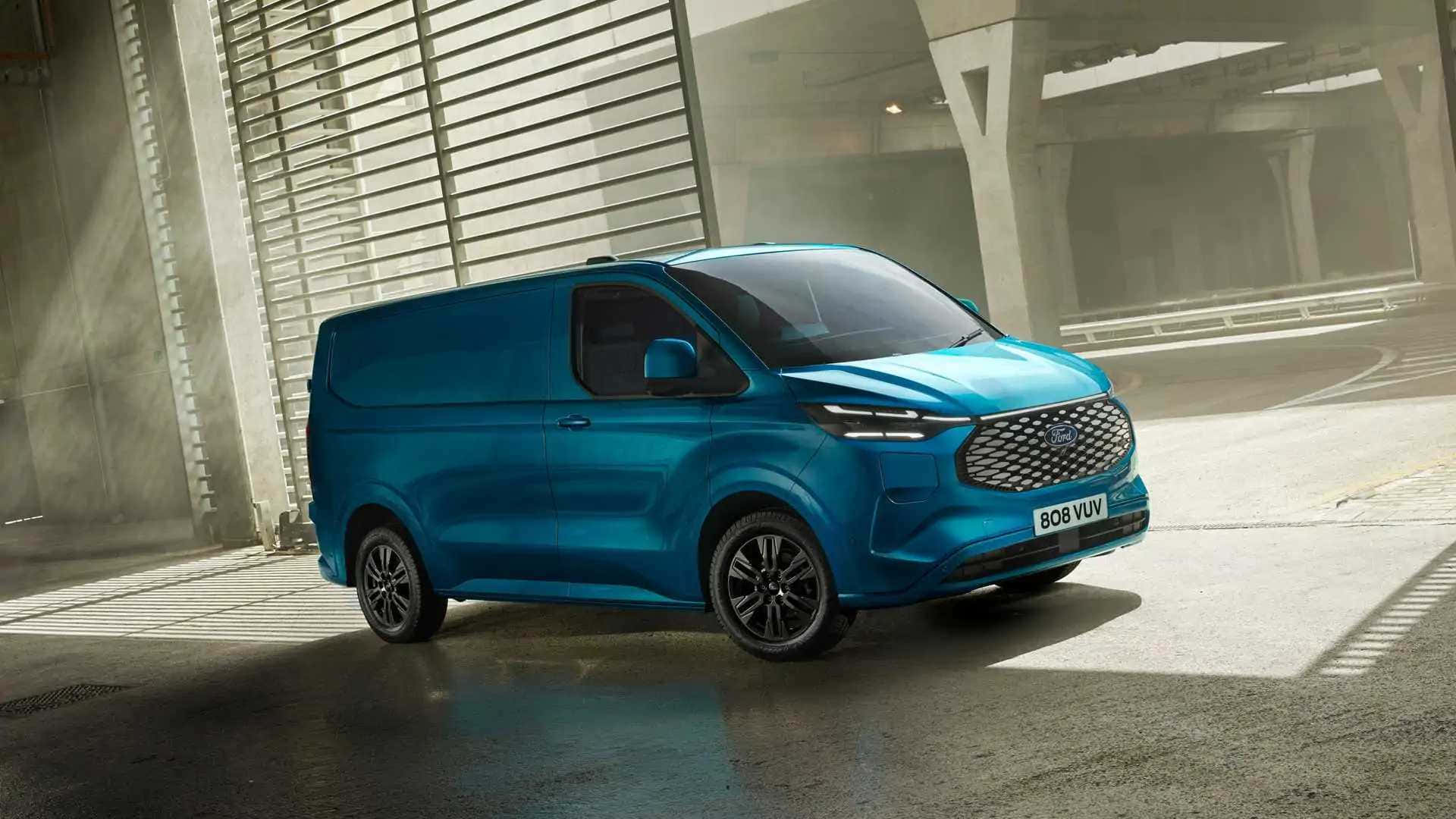 Ford Transit 桌布 壁紙 — 一輛鮮藍色福特廂型車停在混凝土高架橋下，陽光穿過垂直板條照射進來。